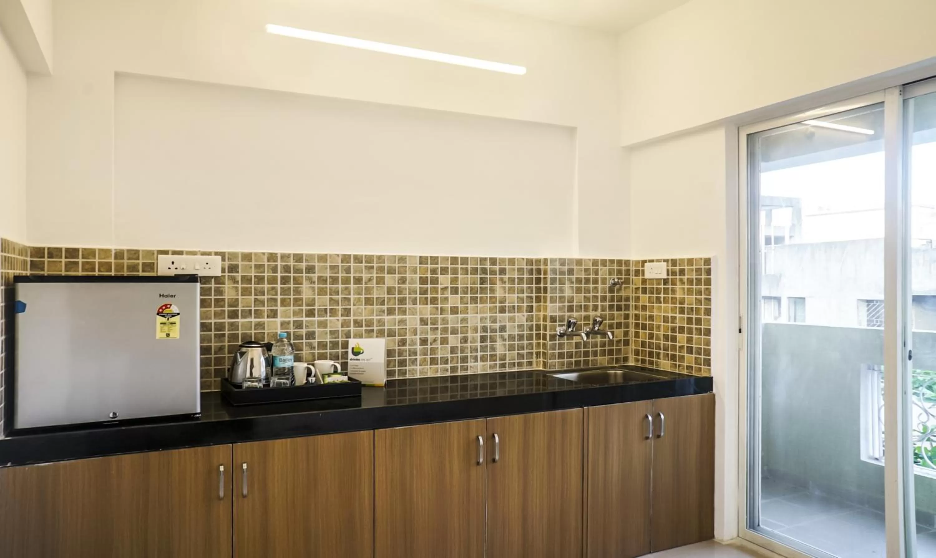 Kitchen or kitchenette in Treebo Luxe Suite, Shivaji Nagar
