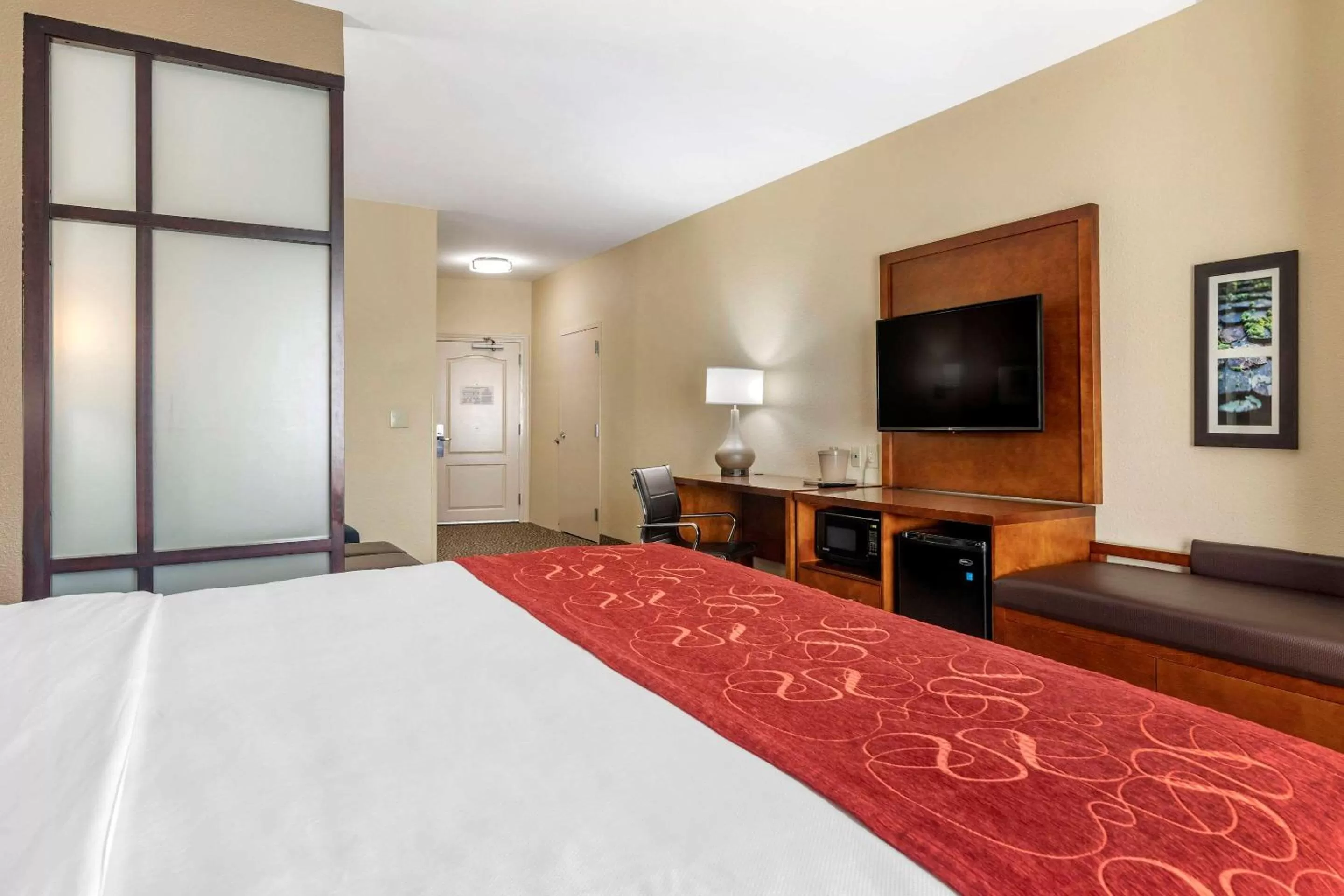 Photo of the whole room, Bed in Comfort Suites Florence I-95