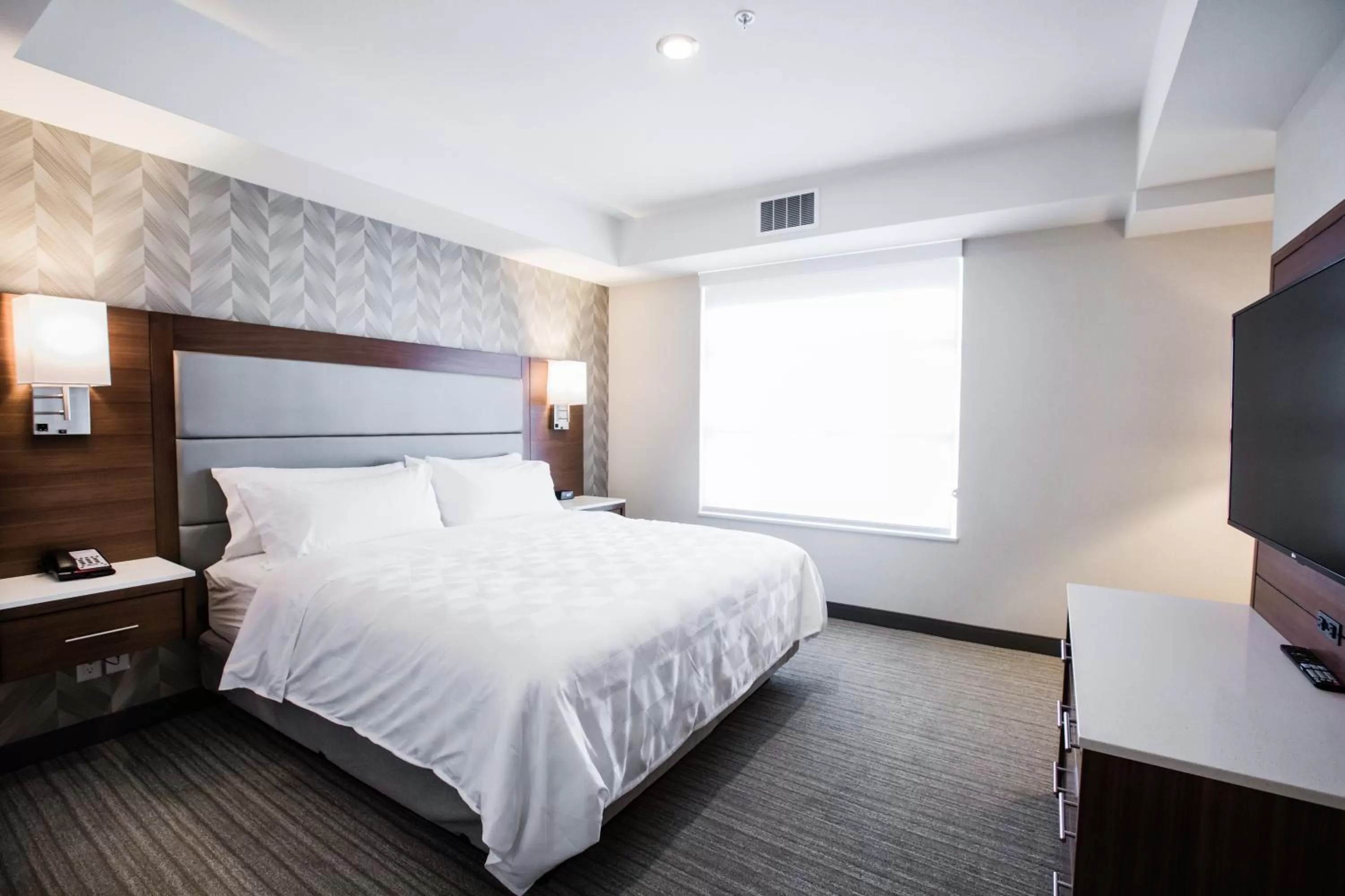 Photo of the whole room, Bed in Holiday Inn Hotel & Suites Calgary South - Conference Ctr by IHG