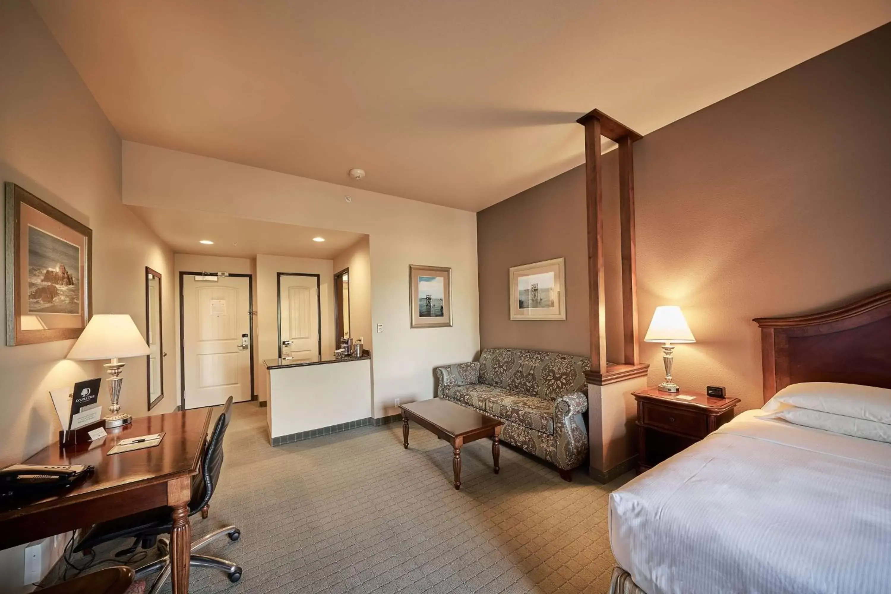 Bedroom in DoubleTree by Hilton Phoenix-Gilbert