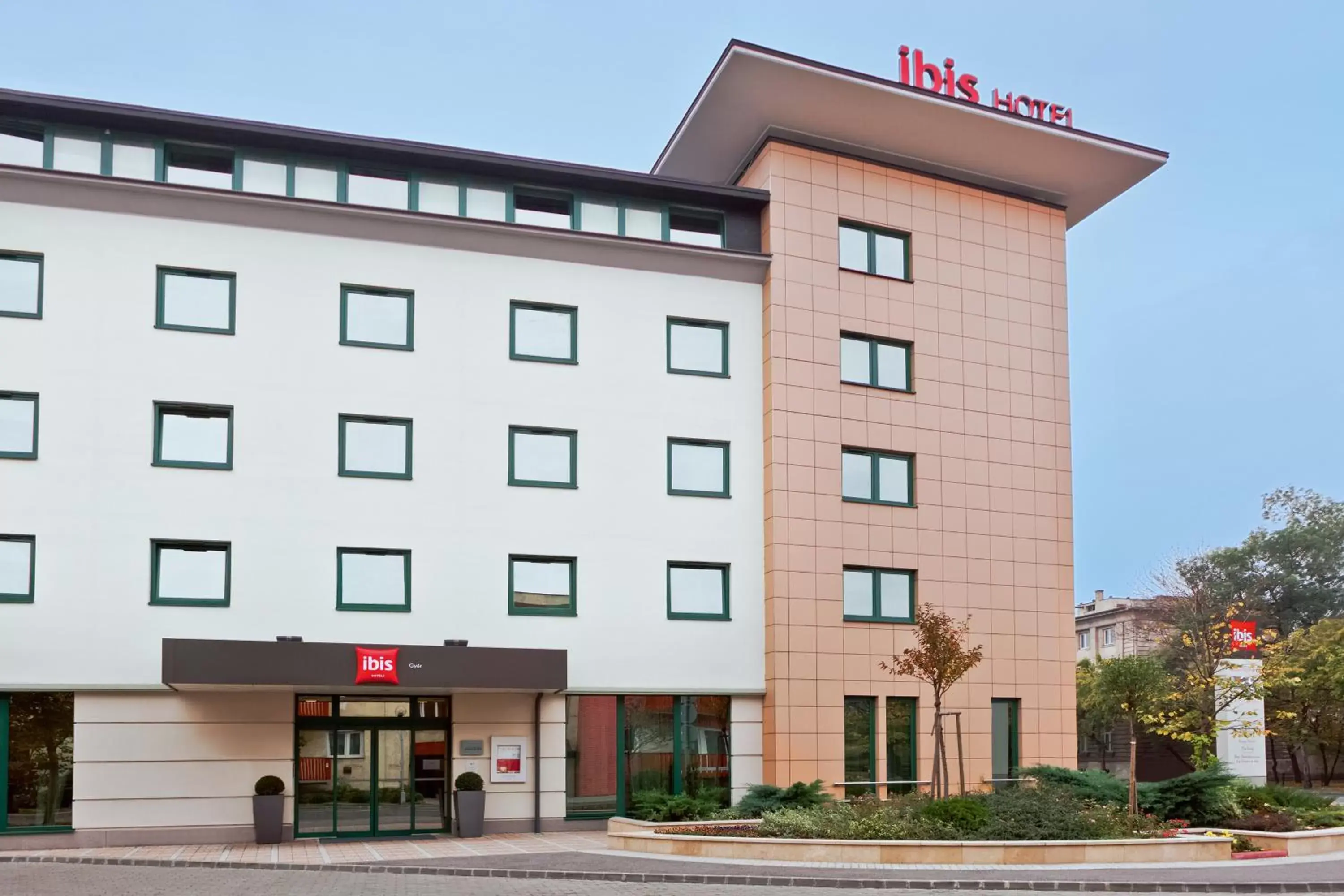 Facade/entrance, Property Building in Ibis Győr