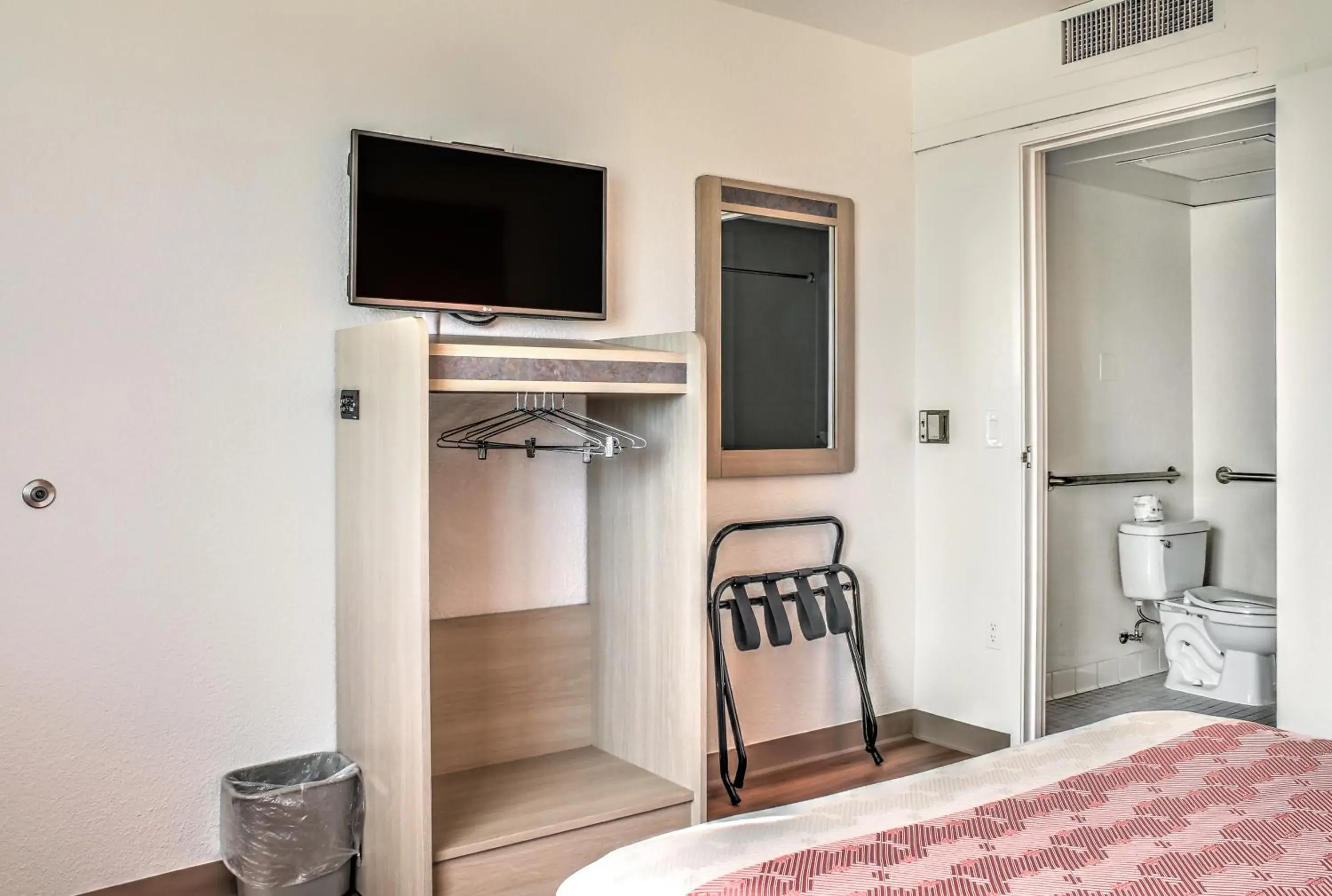 Bedroom, TV/Entertainment Center in Motel 6 Mojave, CA