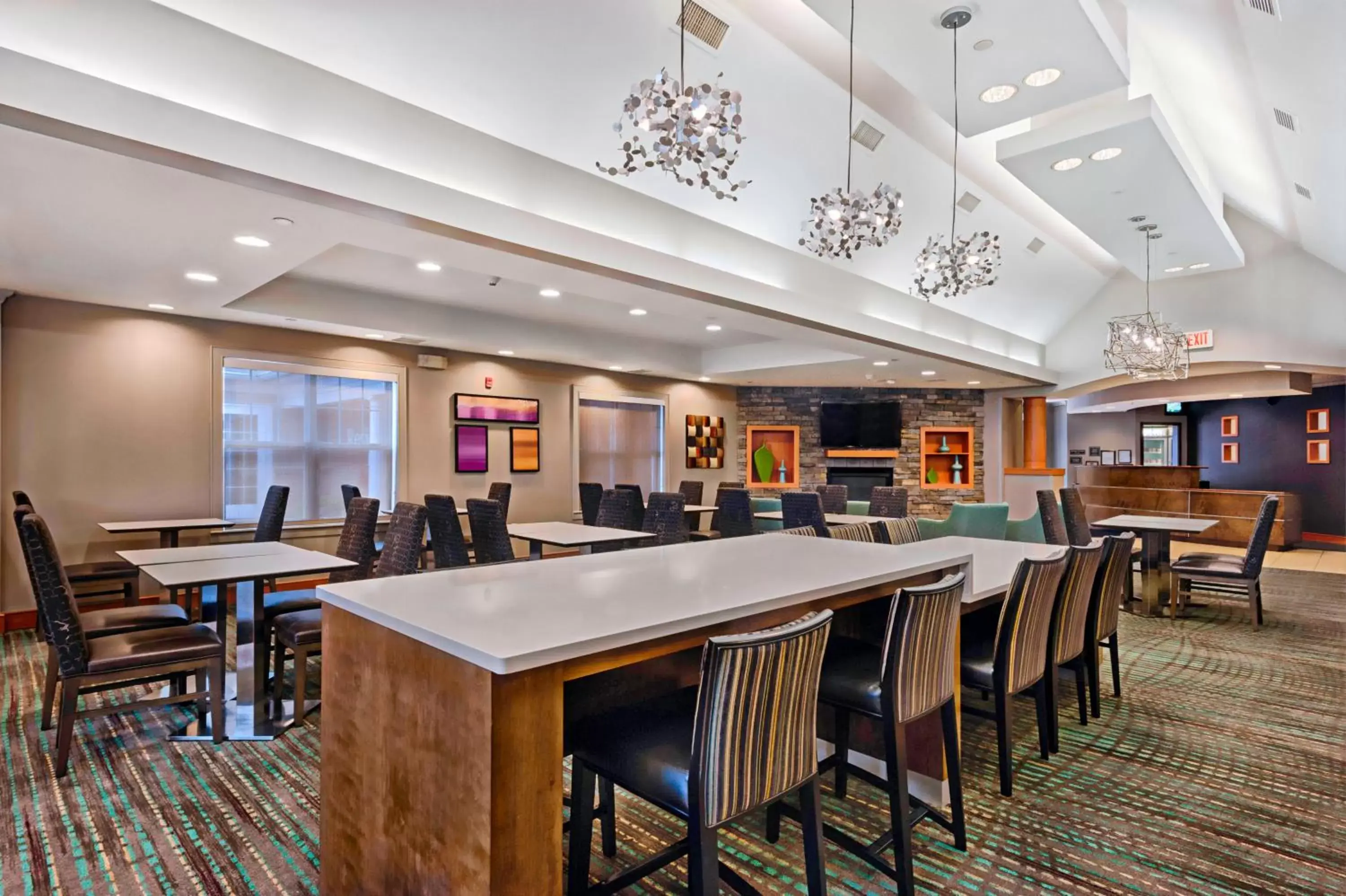 Dining area, Lounge/Bar in Residence Inn Mt. Laurel at Bishop's Gate