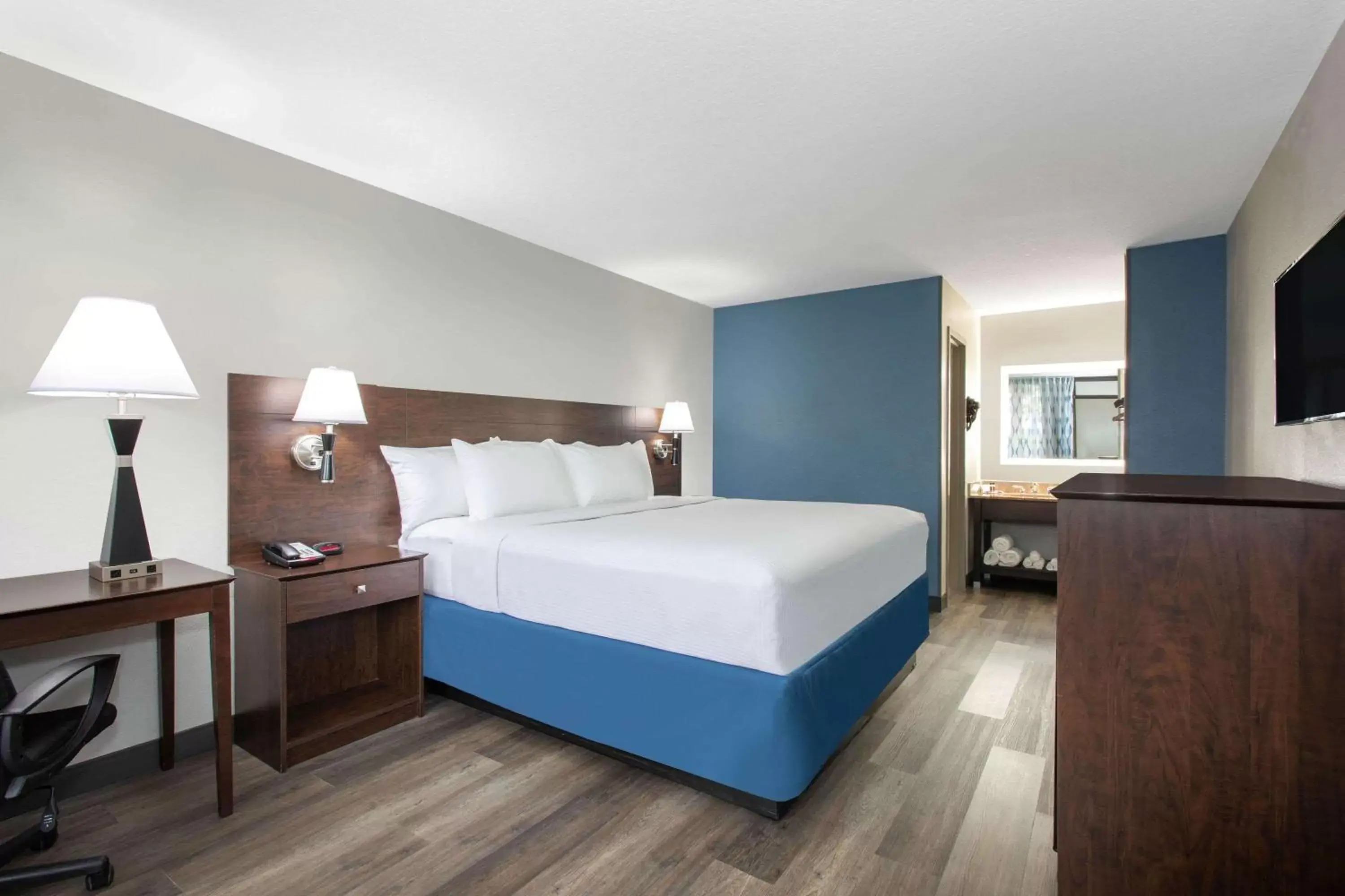 Photo of the whole room, Bed in Days Inn by Wyndham Orlando Conv. Center/International Dr