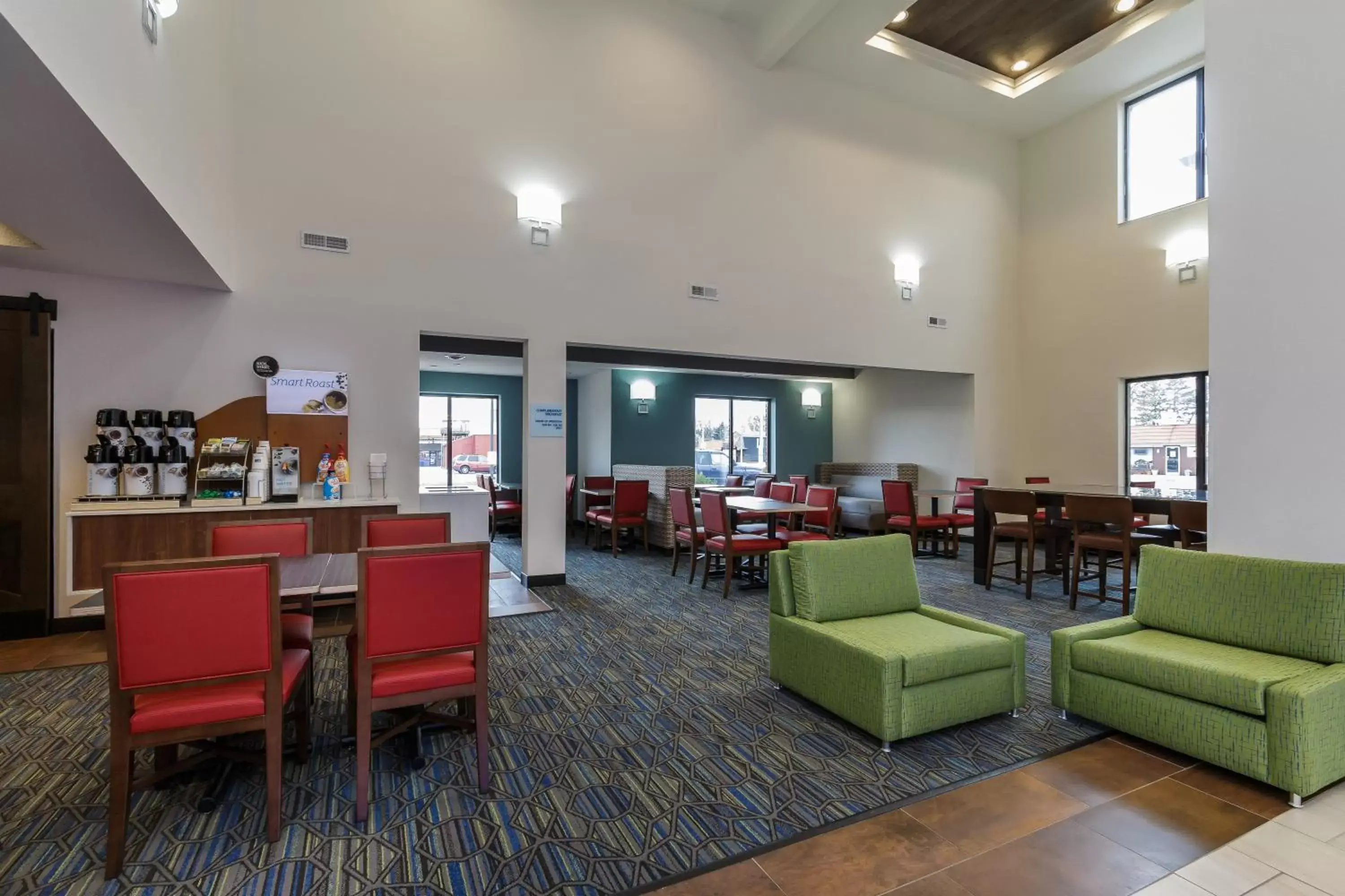 Lobby or reception, Restaurant/Places to Eat in Holiday Inn Express & Suites - South Bend - Notre Dame Univ.