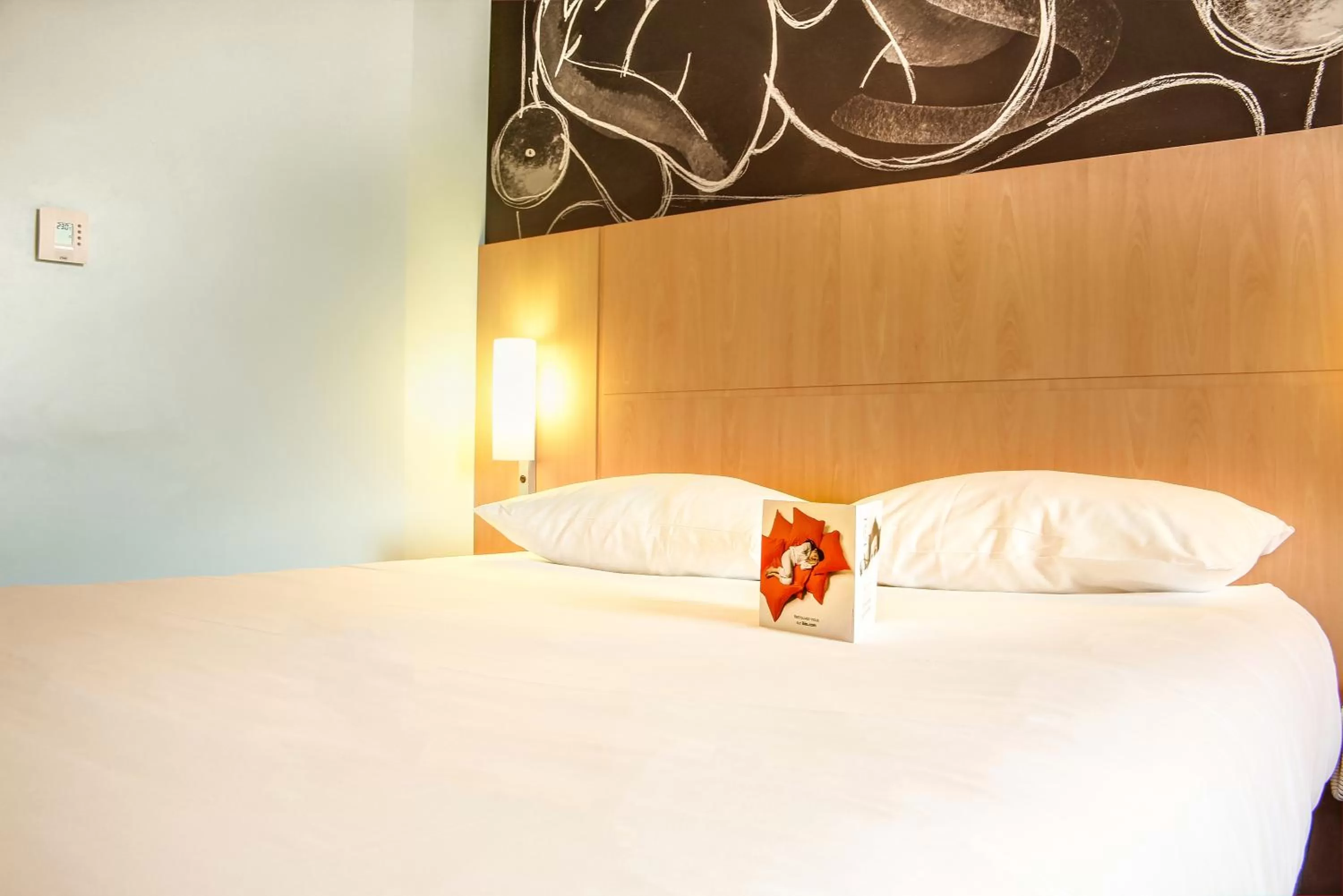 Bed in ibis Soissons