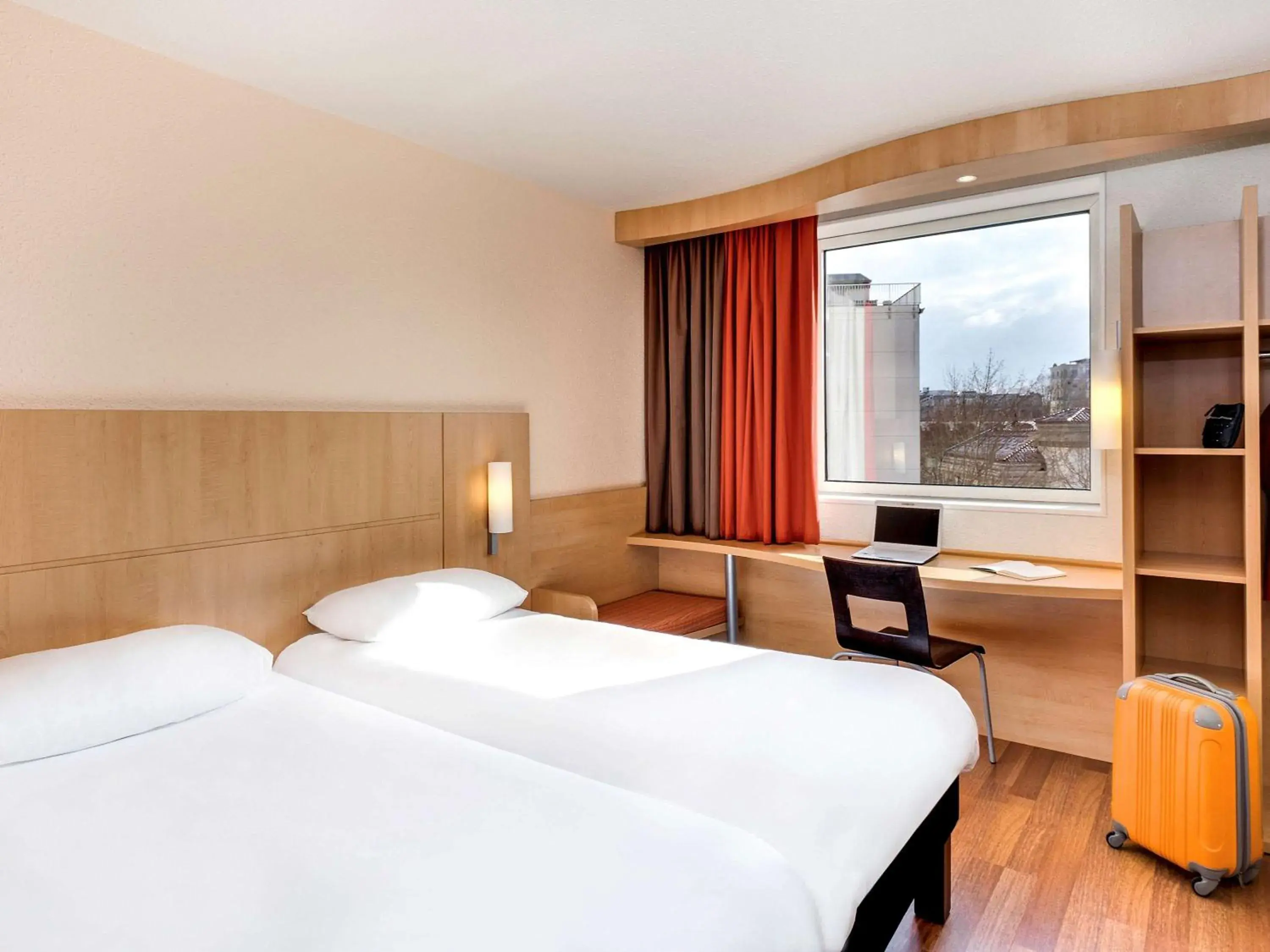 Photo of the whole room, Bed in ibis Vichy