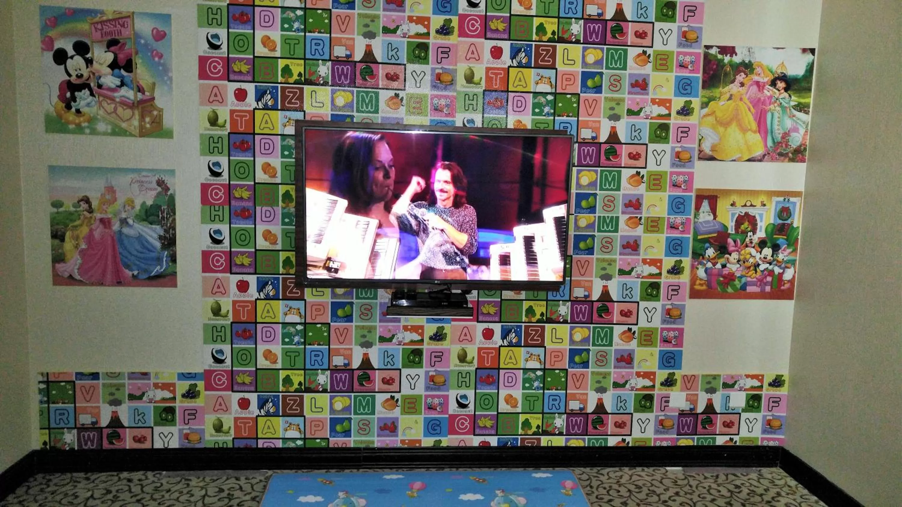 Kids's club, TV/Entertainment Center in Grand Park Hotel