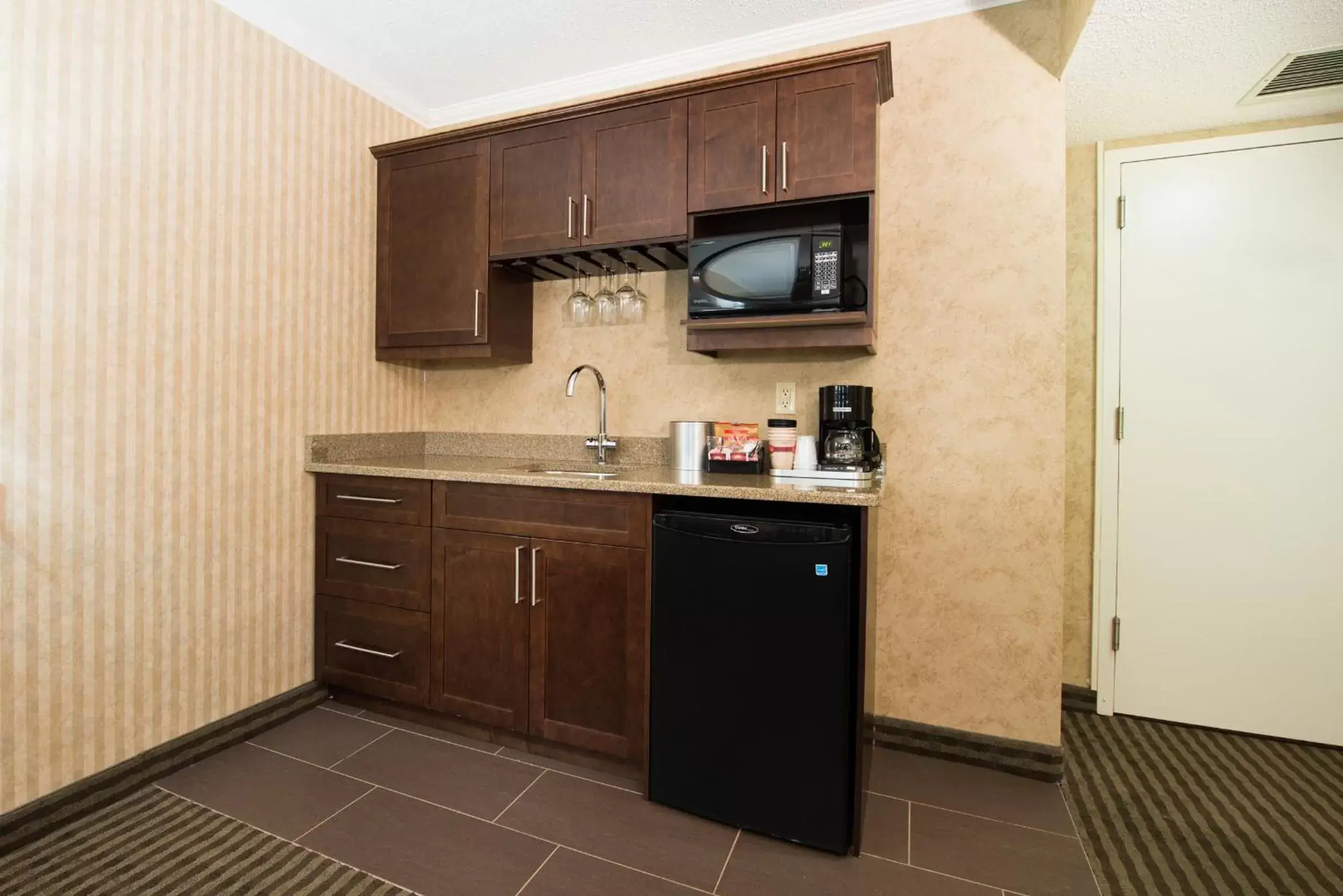 Kitchen or kitchenette, Kitchen/Kitchenette in Victoria Inn Hotel & Convention Centre Brandon