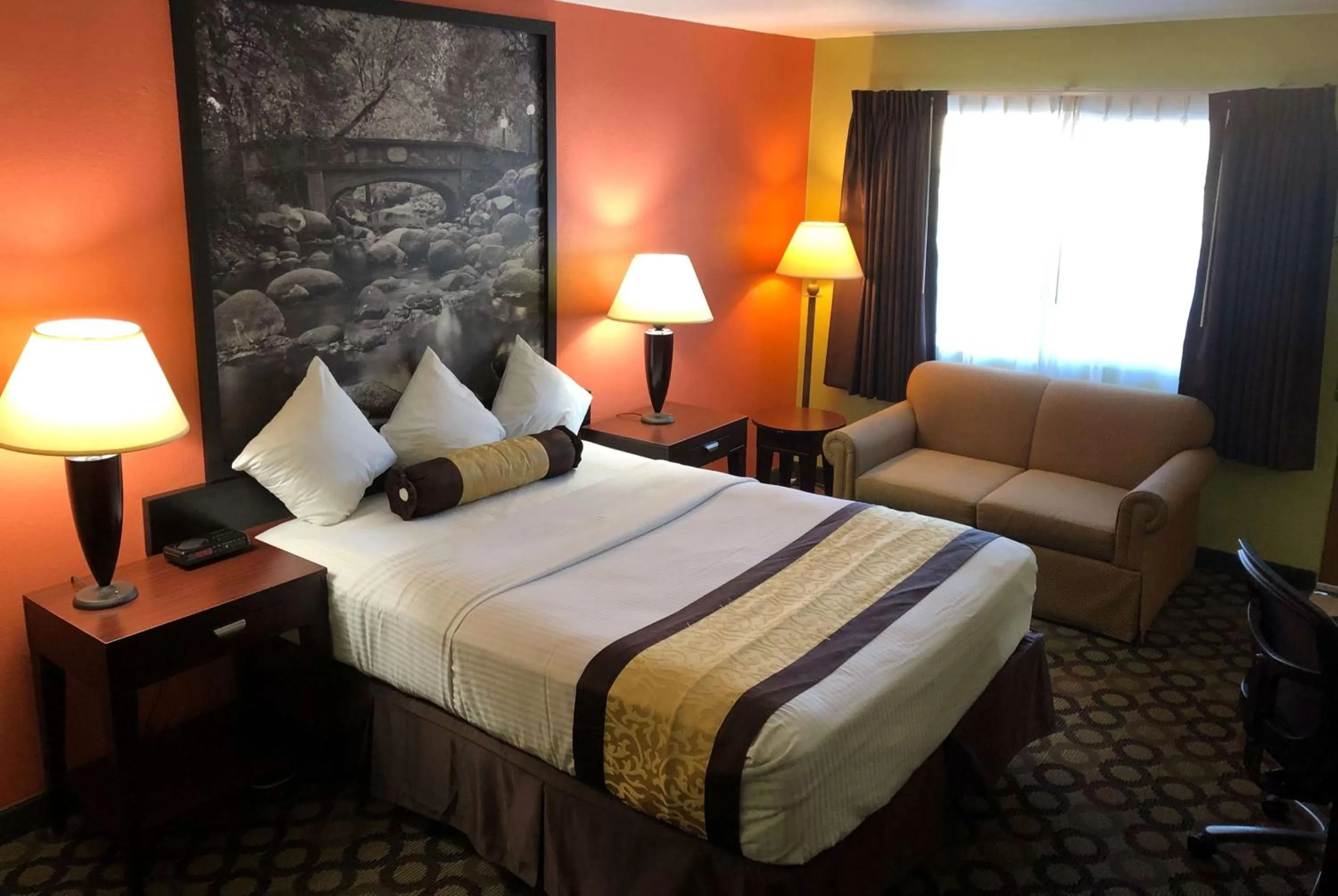Photo of the whole room, Bed in Super 8 by Wyndham Ontario