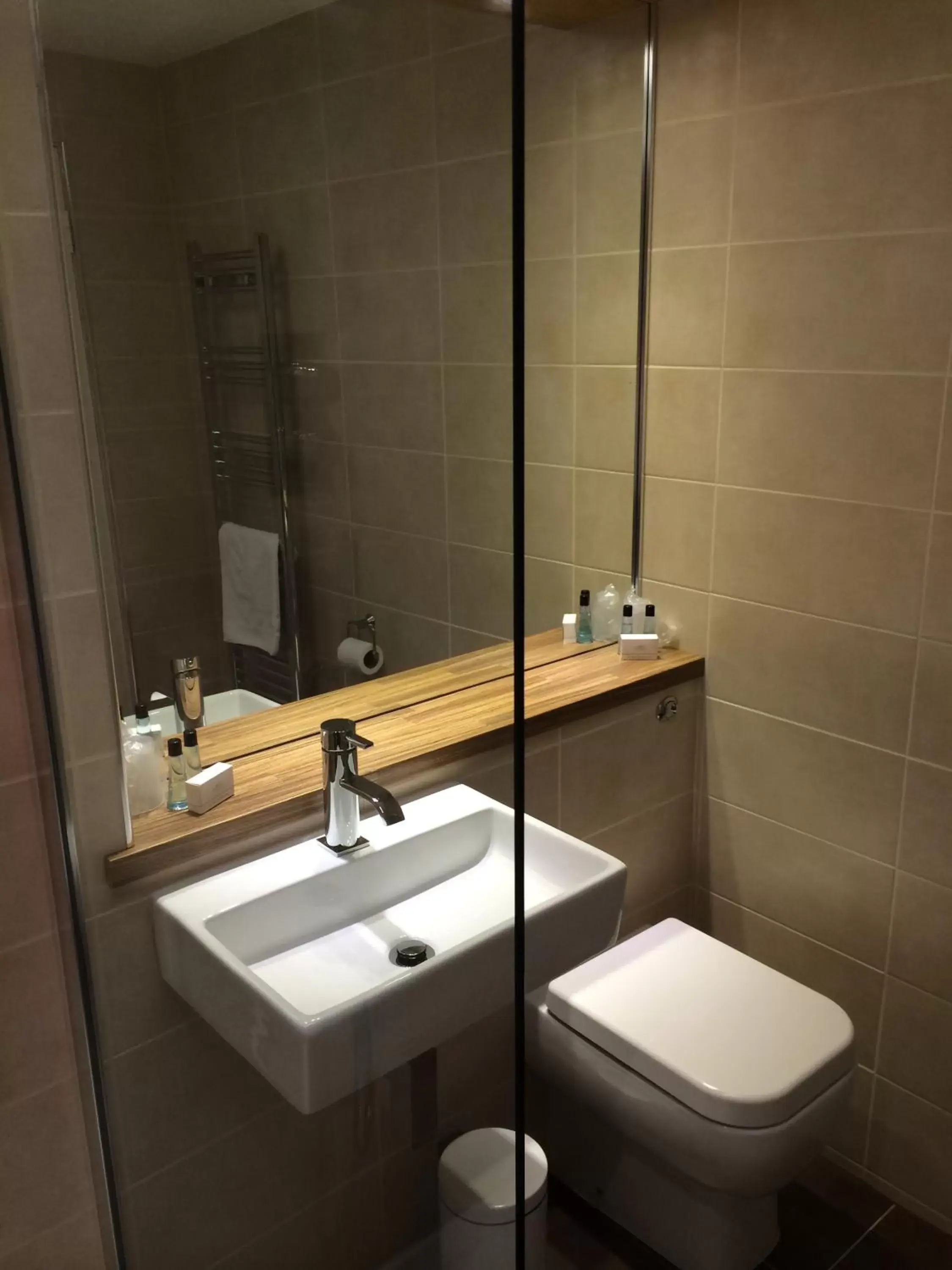Bathroom in Abbotsford Hotel