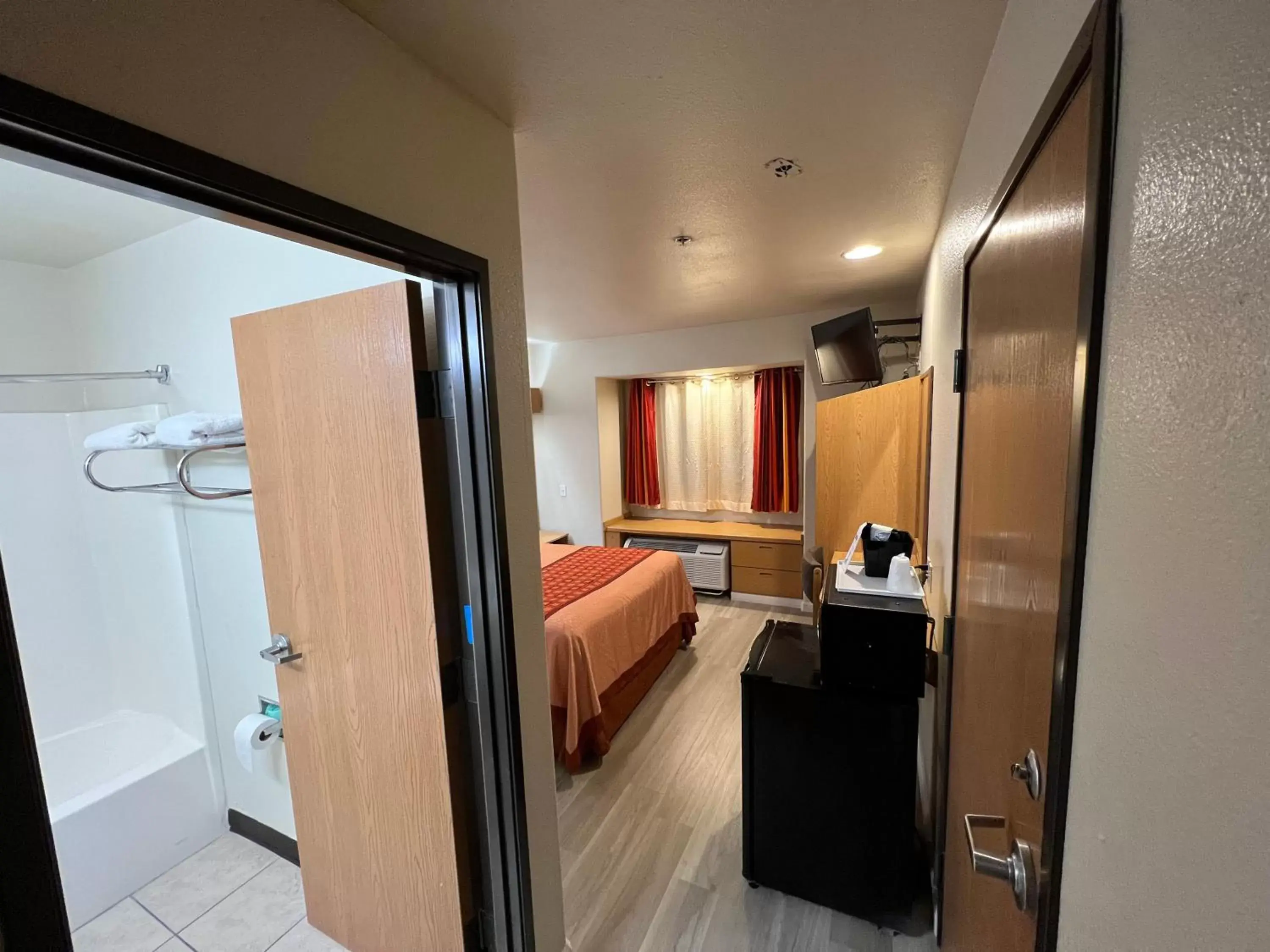 Shower, TV/Entertainment Center in Americas Best Value Inn and Suites Ada