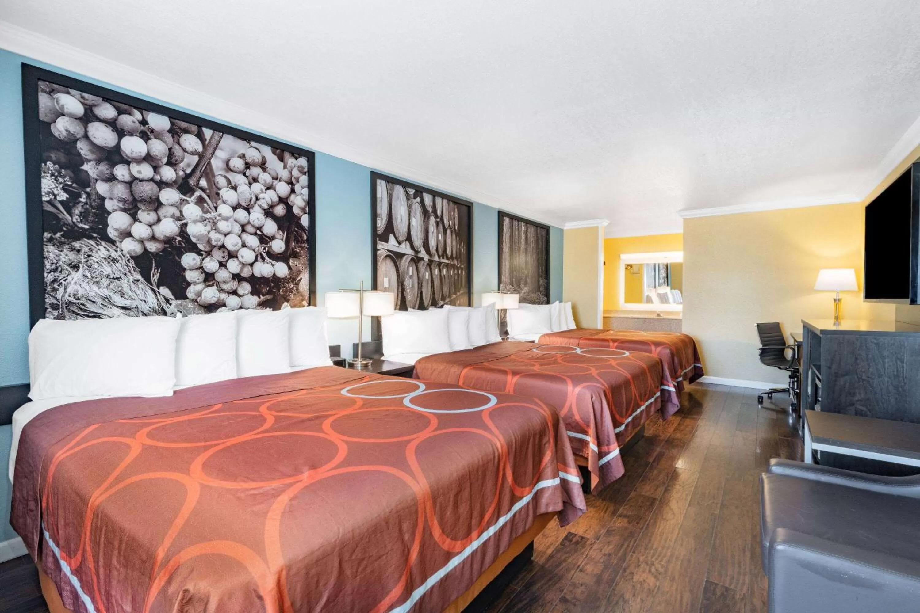 Photo of the whole room, Bed in Super 8 Ukiah by Wyndham