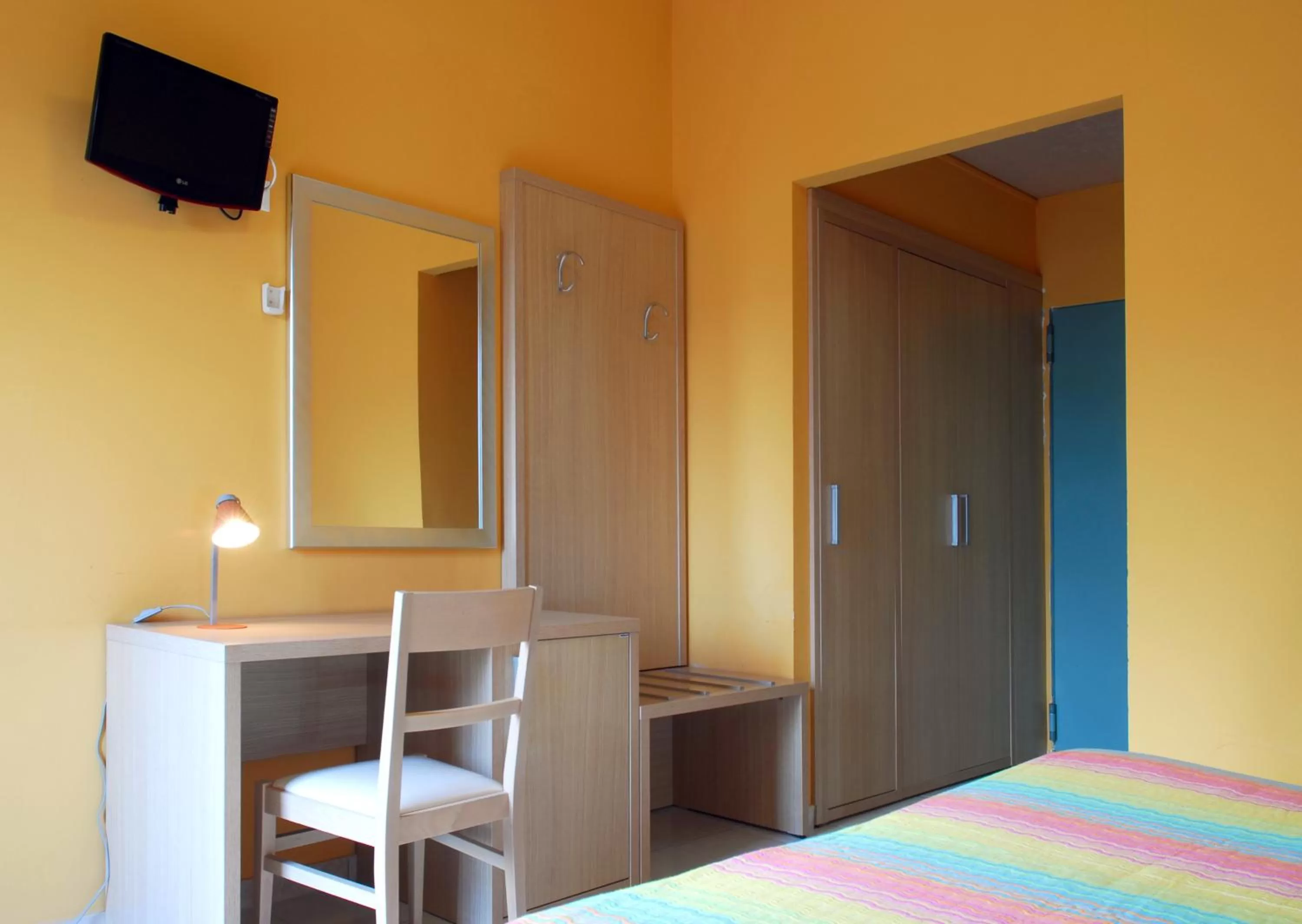 Seating area, Bed in Hotel Michelangelo