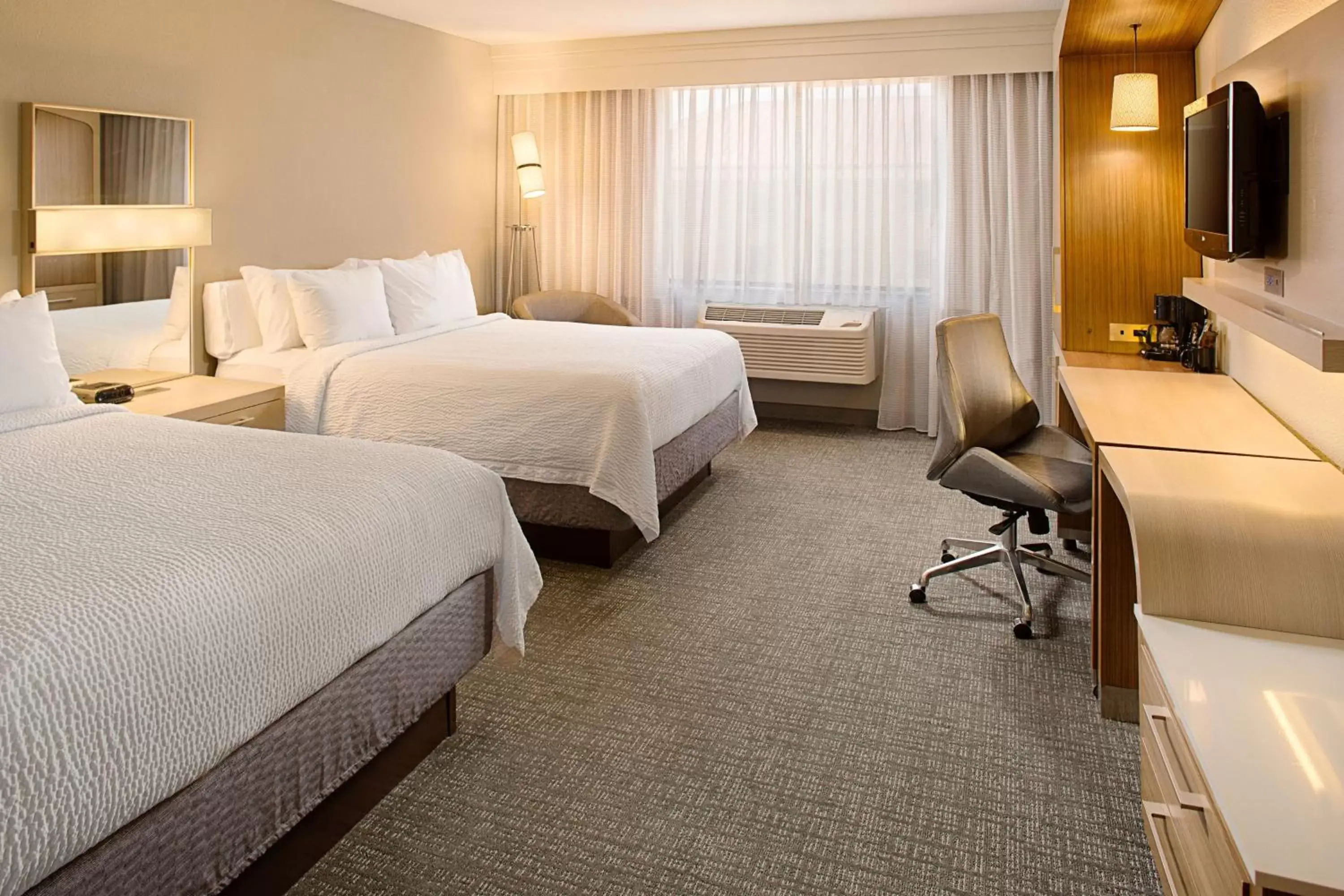 Photo of the whole room, Bed in Courtyard by Marriott Sacramento Midtown