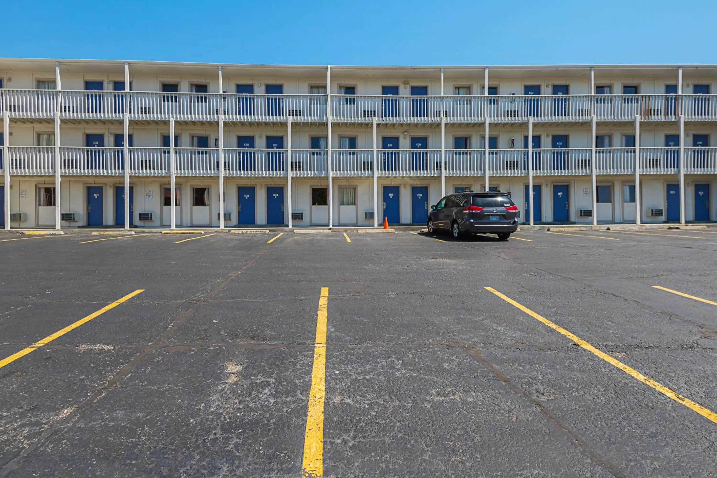 Facade/entrance, Property Building in Motel 6 Blue Springs, MO