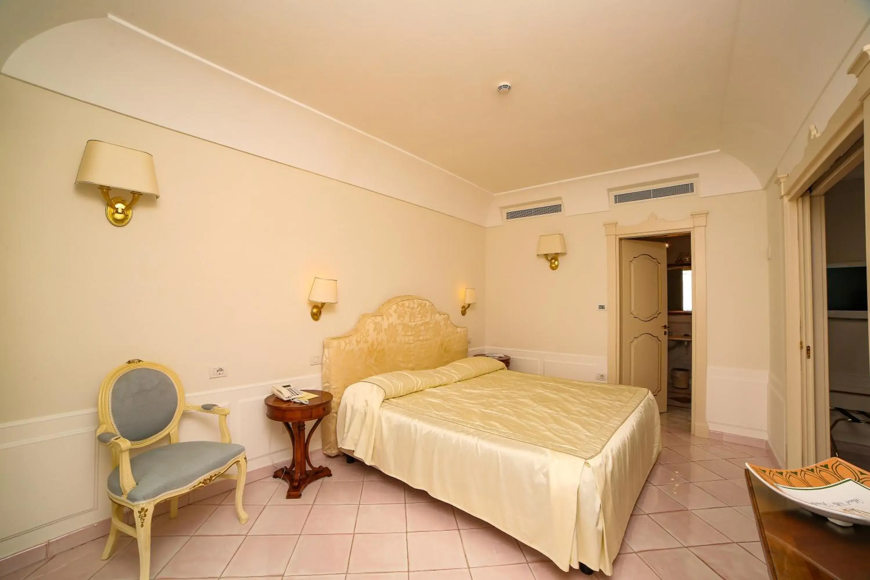 Bed in Hotel Villa Fraulo