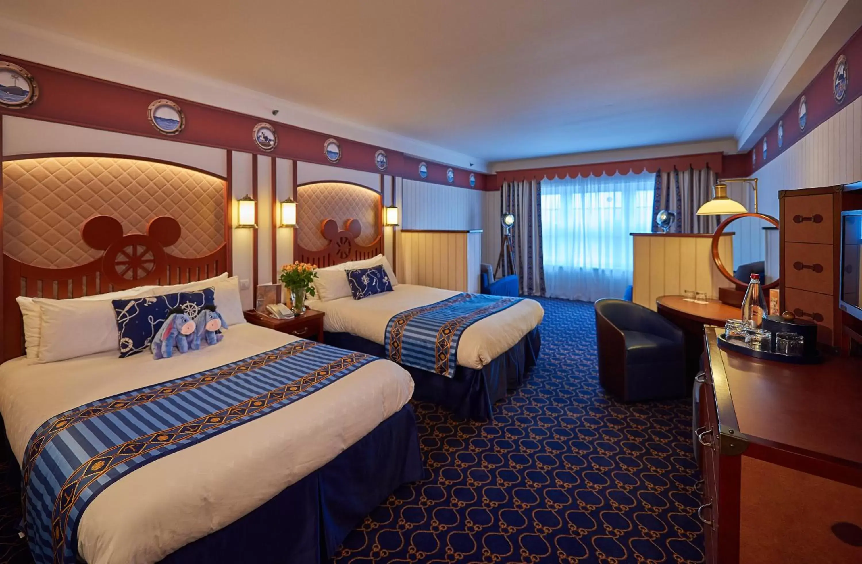 Photo of the whole room in Disney Newport Bay Club