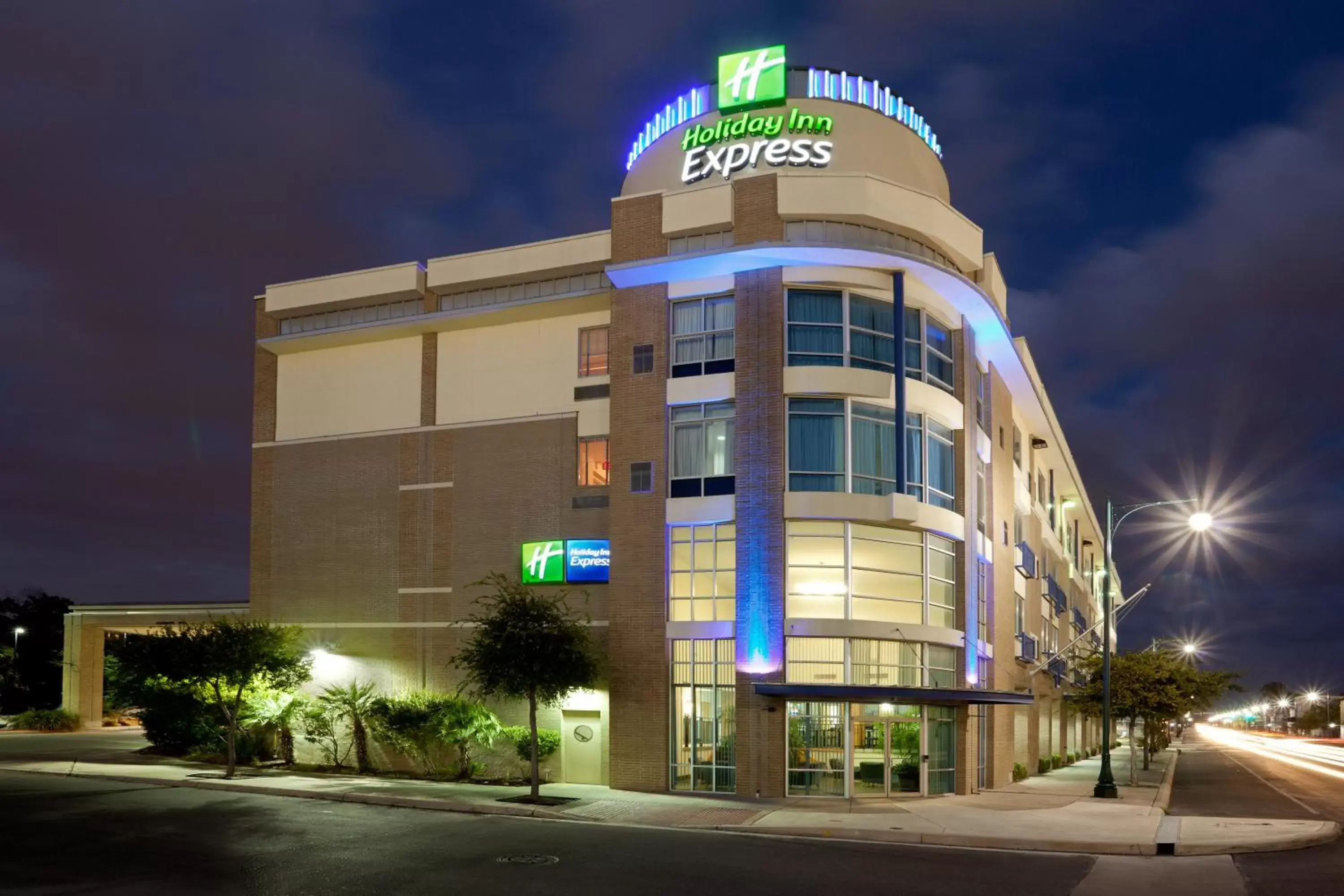 Property Building in Holiday Inn Express Hotel & Suites San Antonio - Rivercenter Area, an IHG Hotel