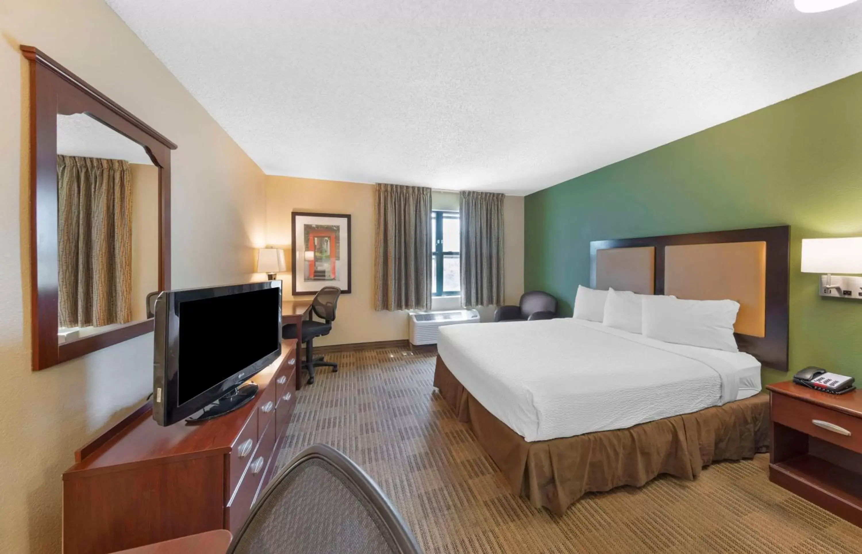 Bedroom, Bed in Extended Stay America Suites - Orange County - Yorba Linda