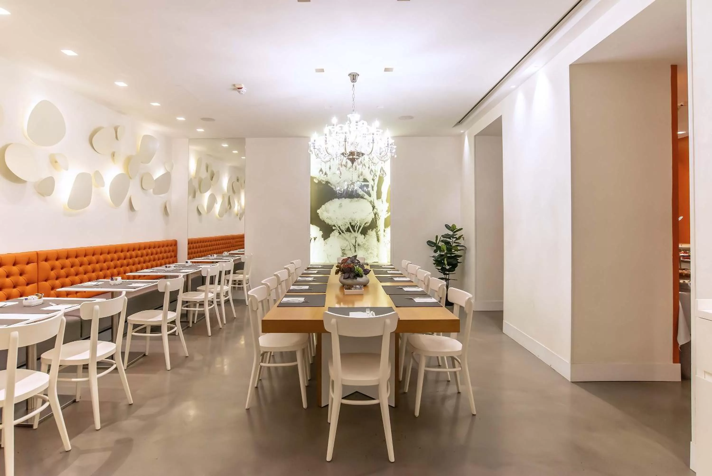 Restaurant/places to eat in Hotel White