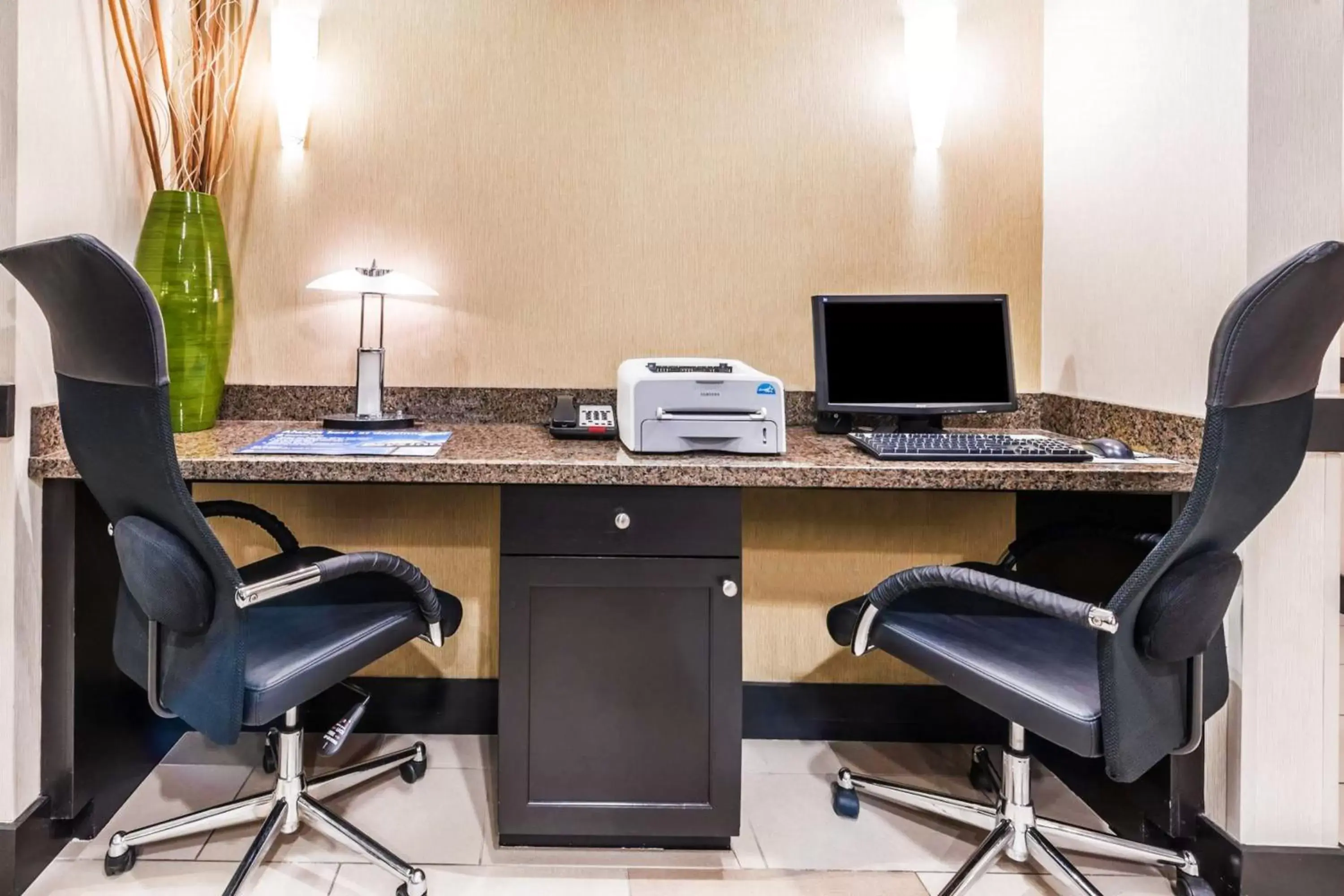 Business facilities, Business Area/Conference Room in Days Inn & Suites by Wyndham Mineral Wells