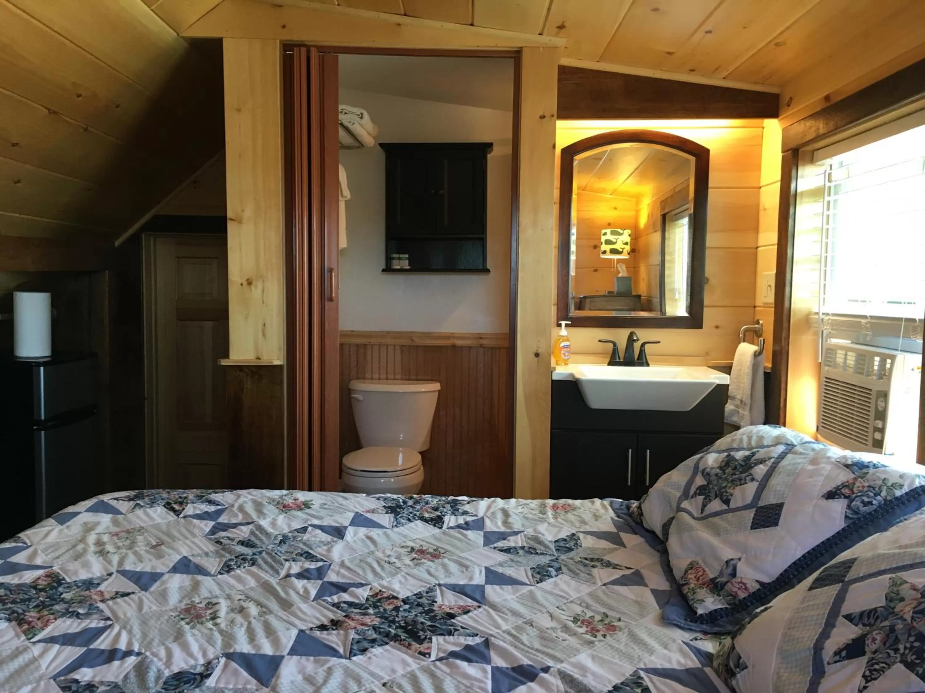 Bed in Beach Cottage Inn