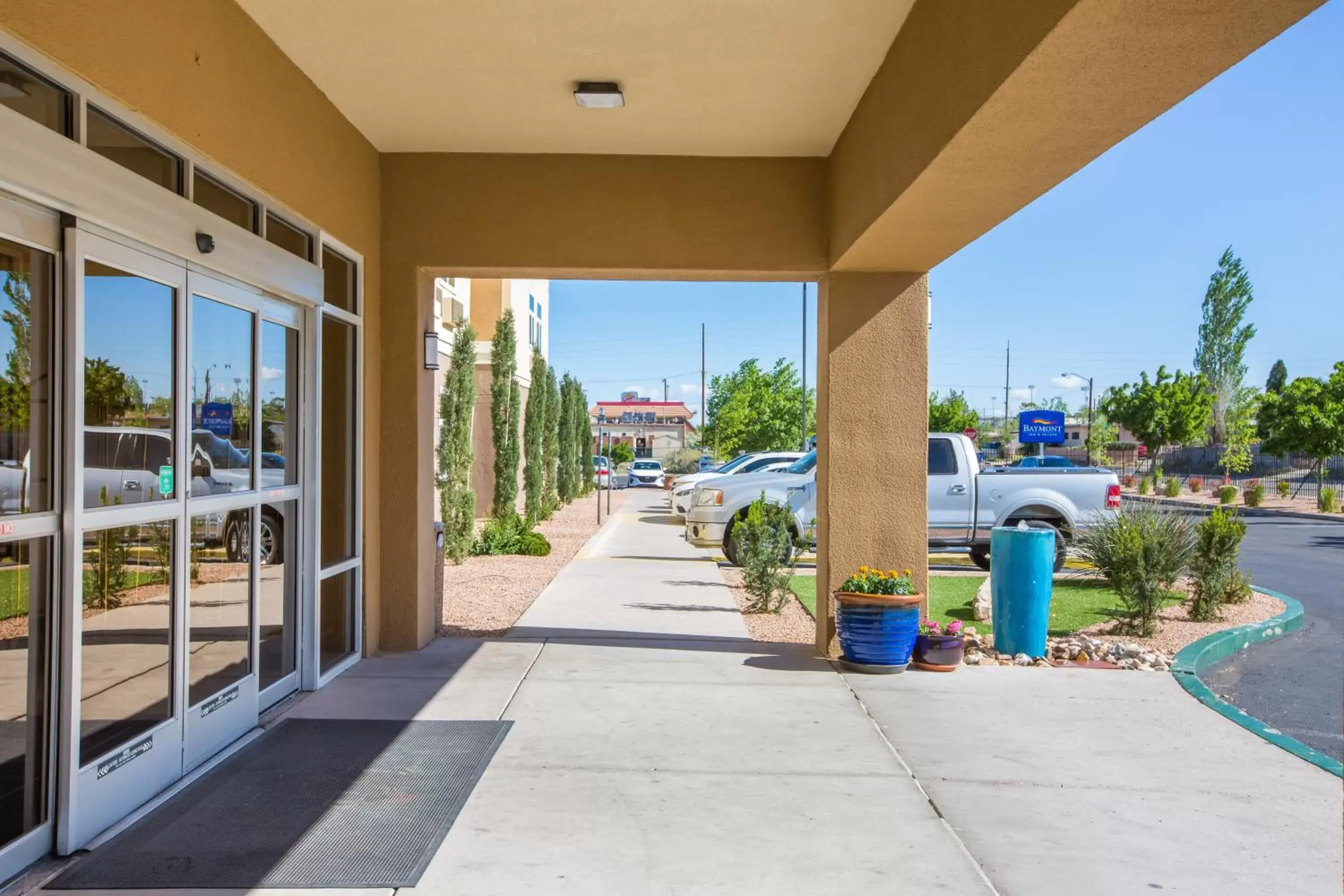 Facade/entrance in Baymont by Wyndham Albuquerque Airport