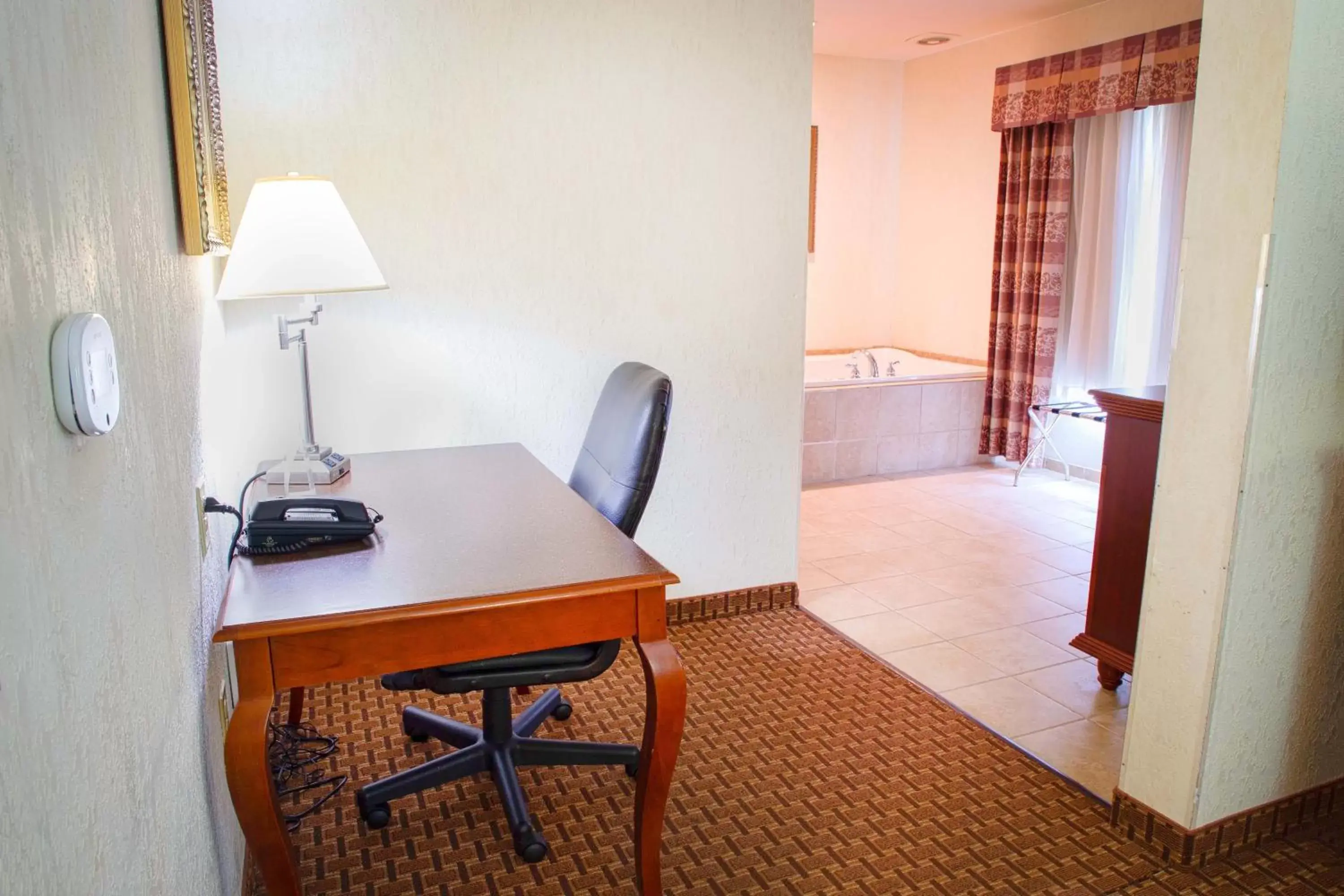 Photo of the whole room, Seating Area in Holiday Inn Express Hotel & Suites Center, an IHG Hotel