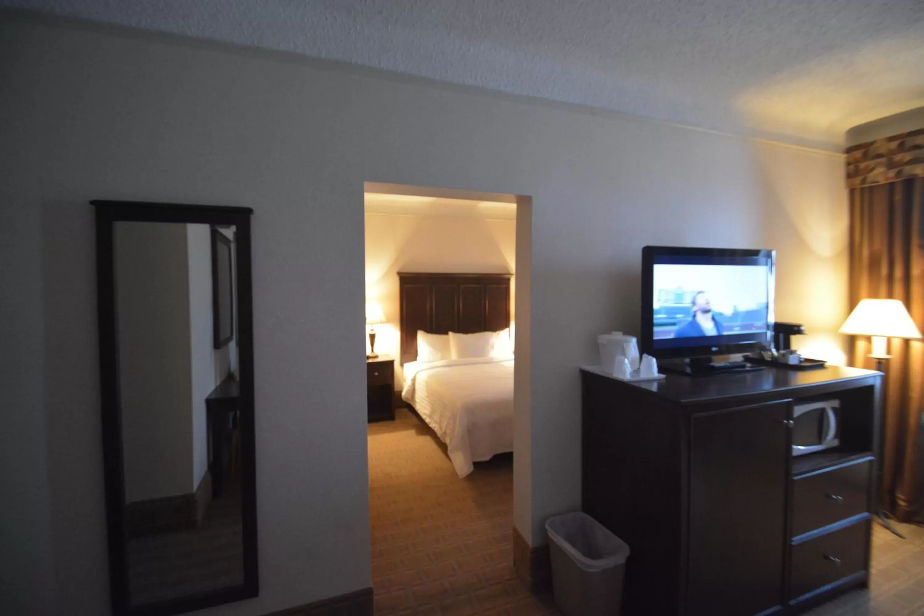Bedroom, TV/Entertainment Center in Prince Arthur Waterfront Hotel & Suites