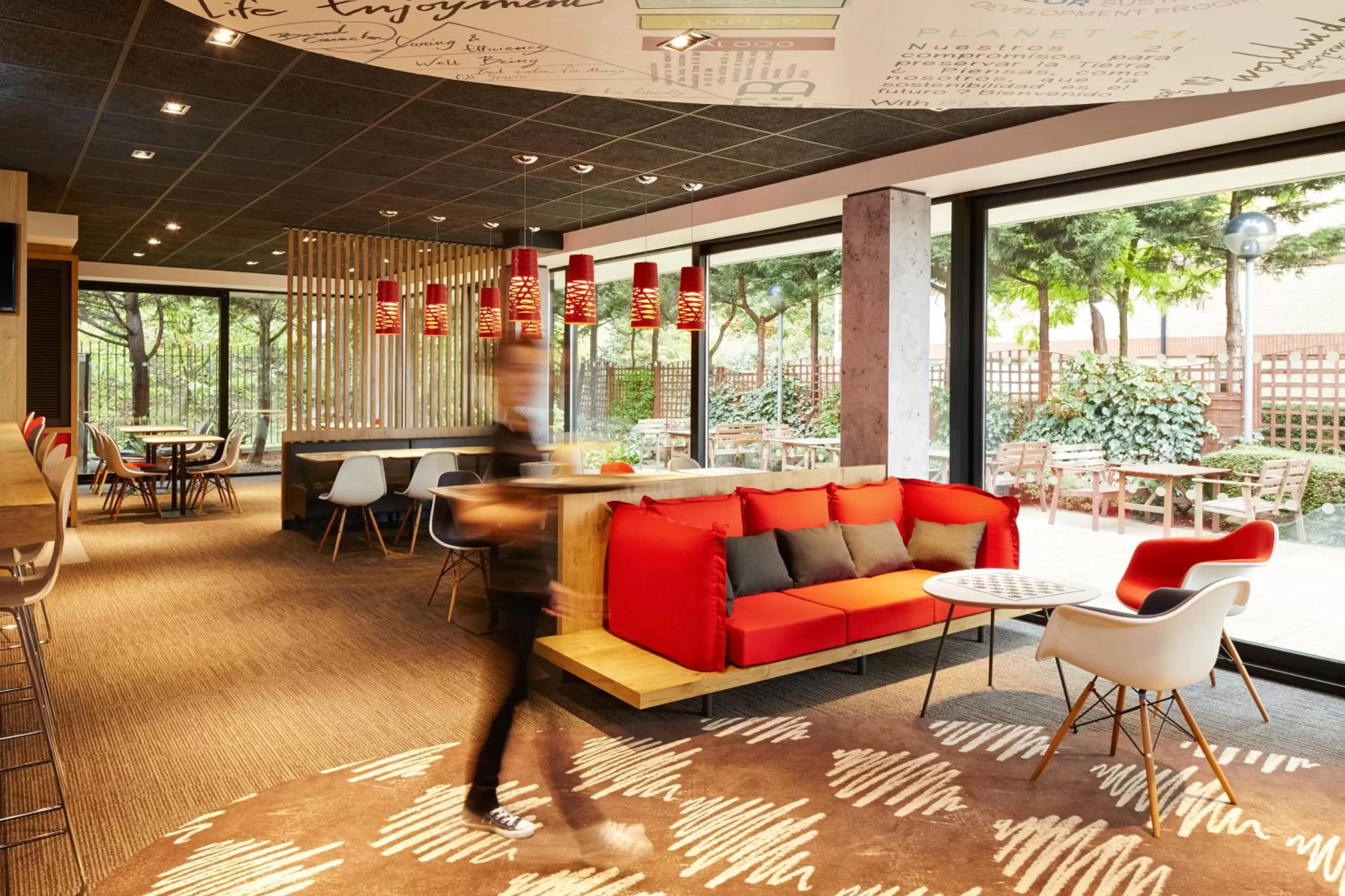 Lounge or bar in ibis London Thurrock M25