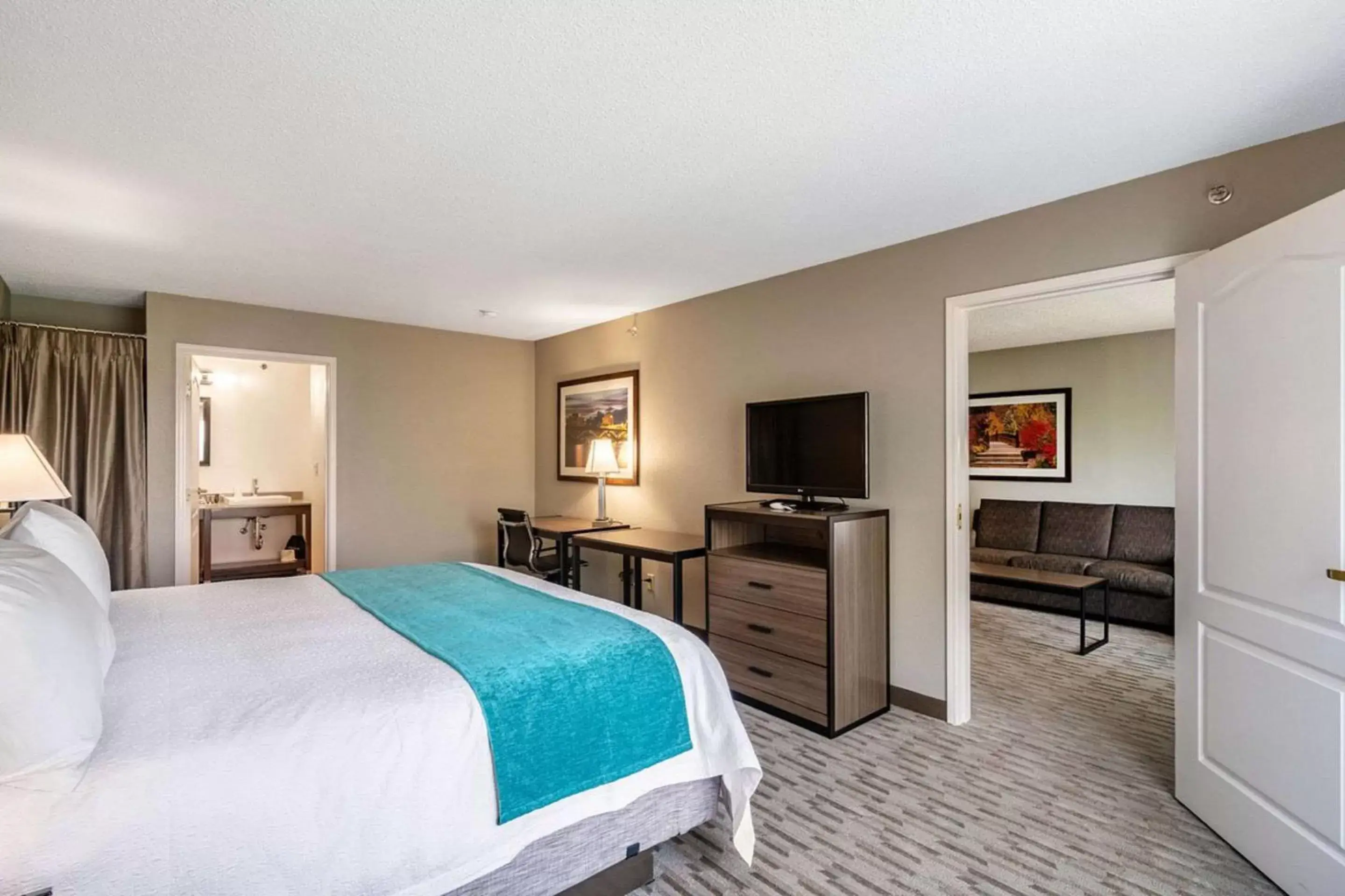 Bed, TV/Entertainment Center in Riverview Inn & Suites, Ascend Hotel Collection