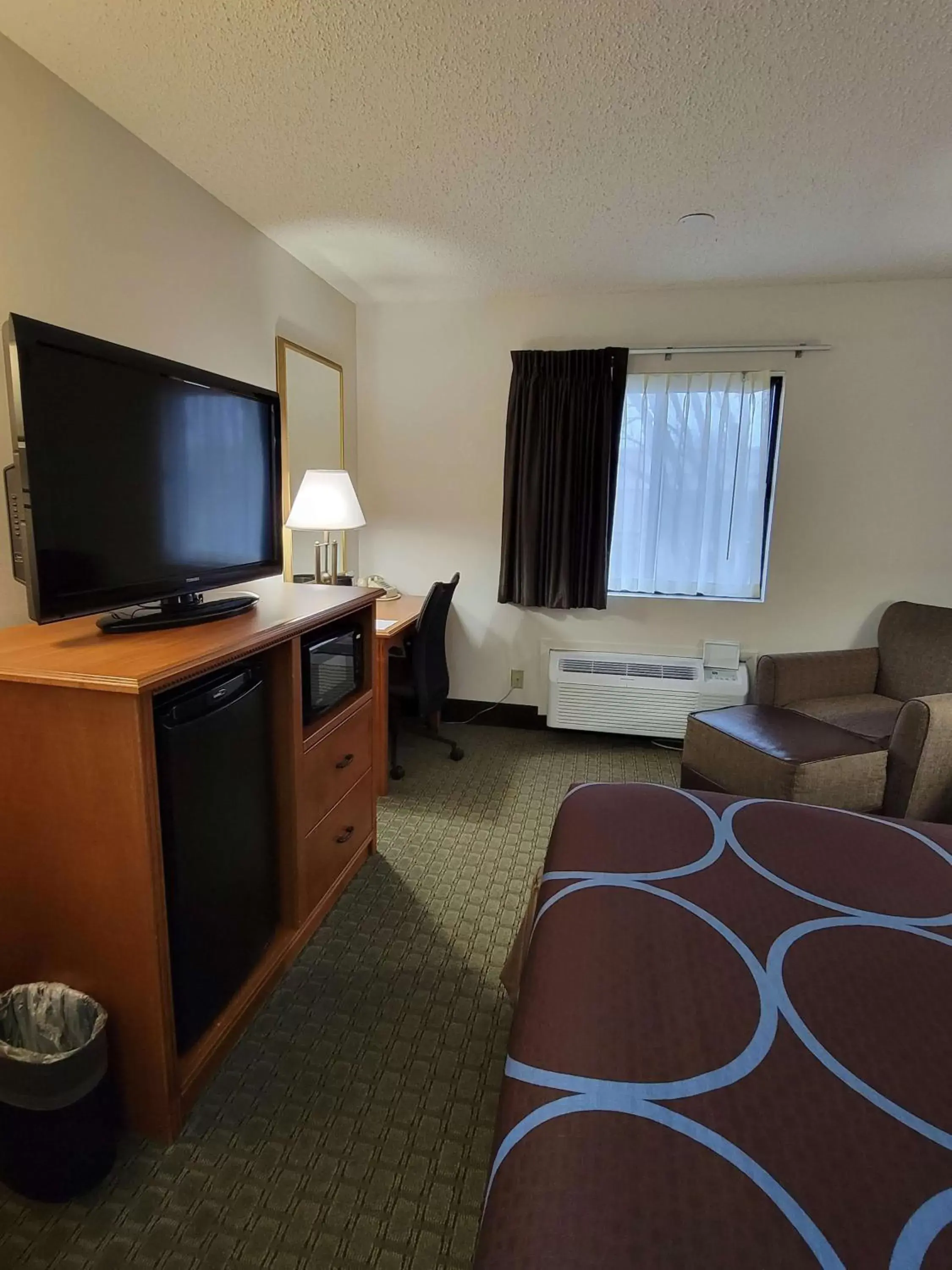 Bedroom, TV/Entertainment Center in SureStay Plus Hotel by Best Western Grand Island