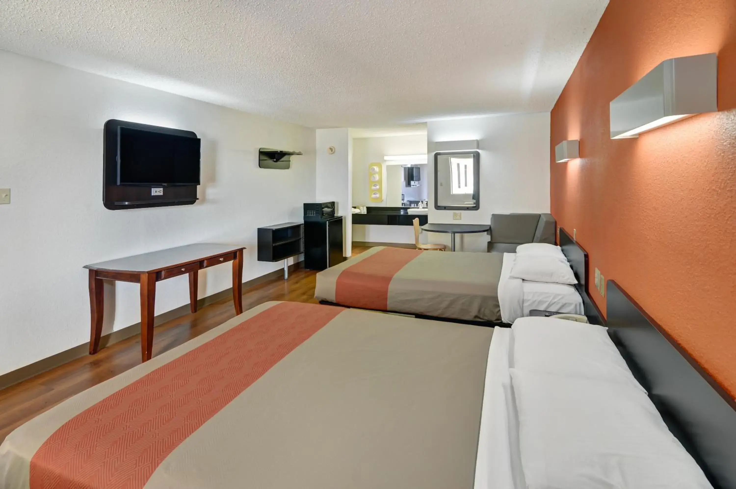 Bedroom, Bed in Motel 6-Lindale, TX