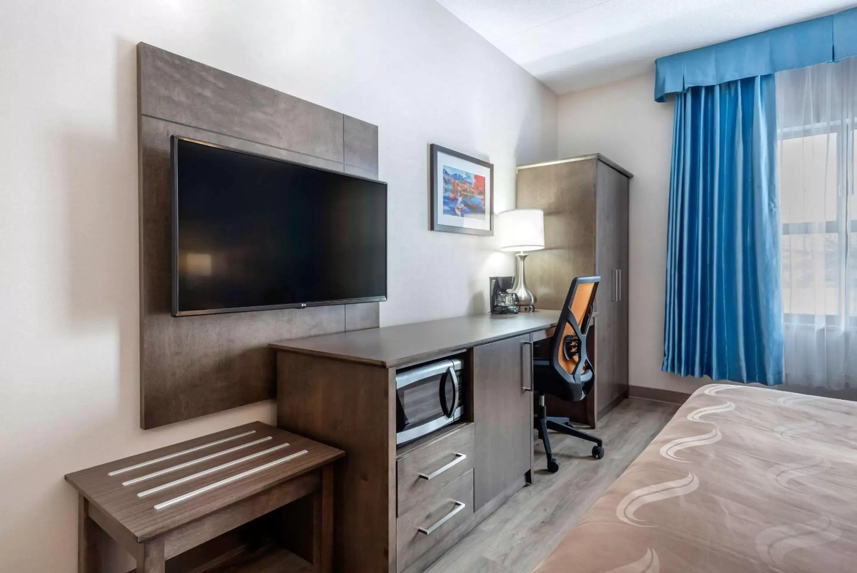 Photo of the whole room, Bed in Quality Suites Photo of the whole room, Bed in Quality Suites