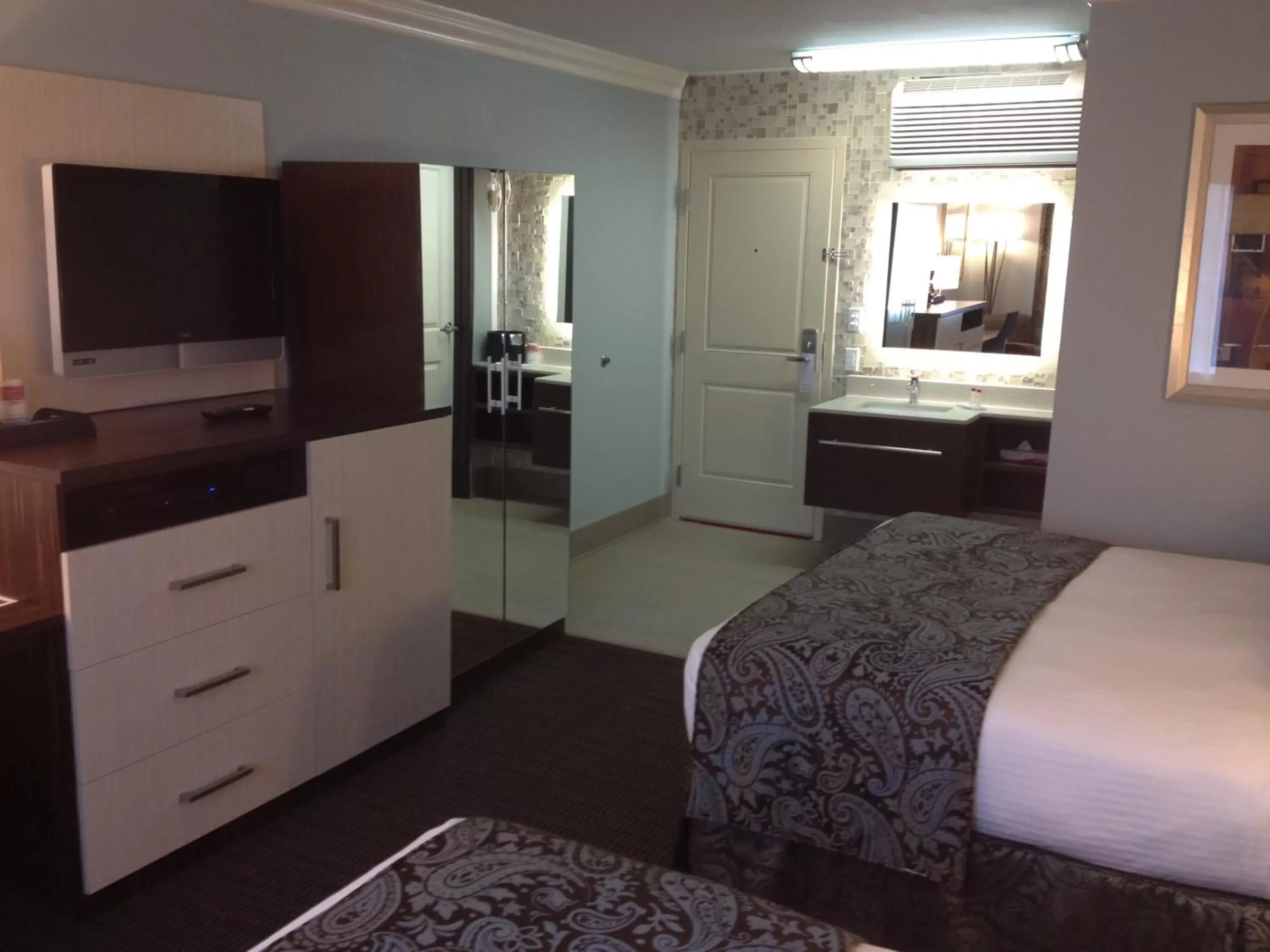 Bedroom, TV/Entertainment Center in Best Western University Inn Santa Clara