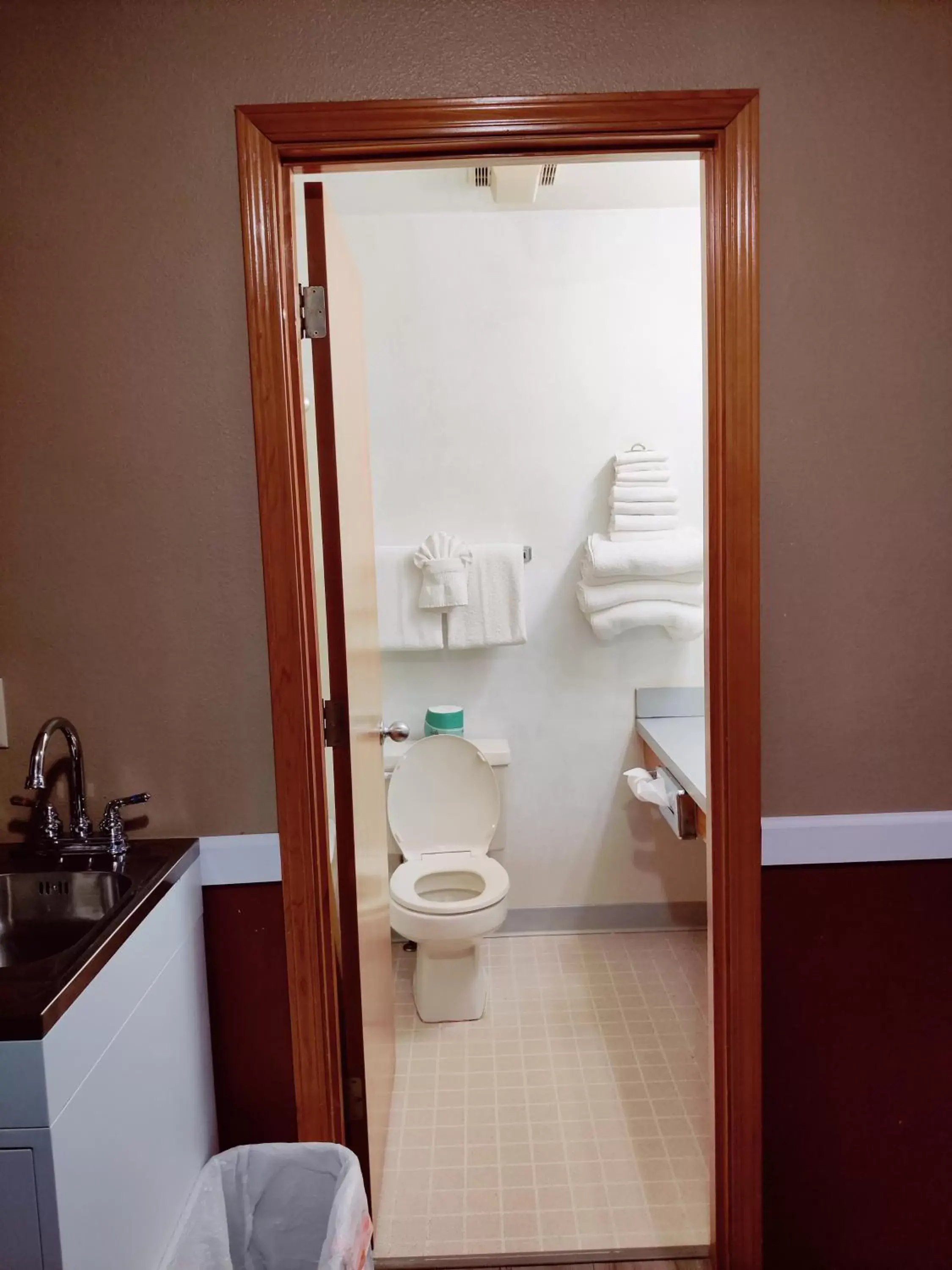 Toilet, Bathroom in Hillcrest Inn