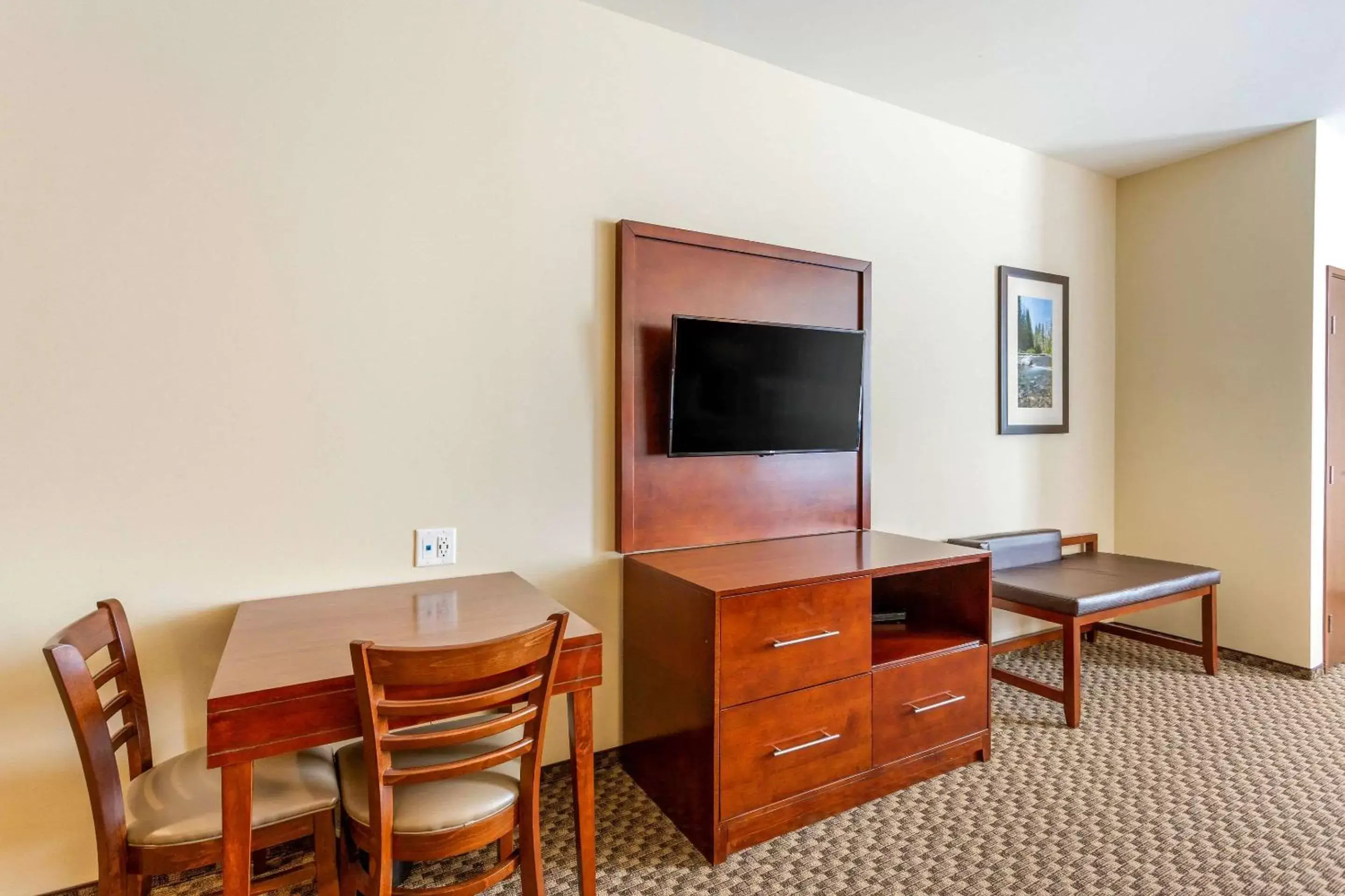 Photo of the whole room, TV/Entertainment Center in Comfort Suites Burlington near I-5