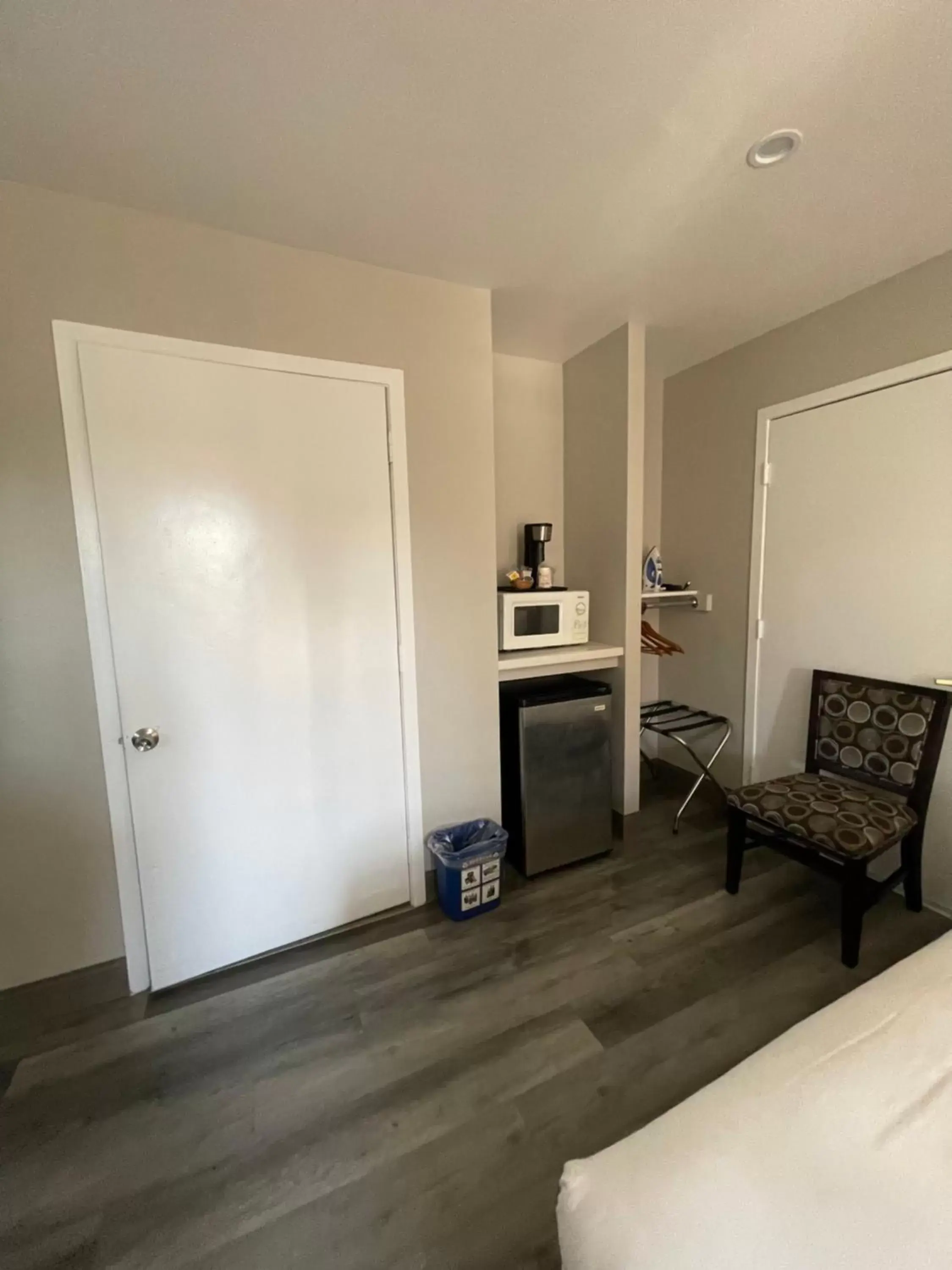 Seating area, Bed in University Inn at San Luis Obispo Seating area, Bed in University Inn at San Luis Obispo