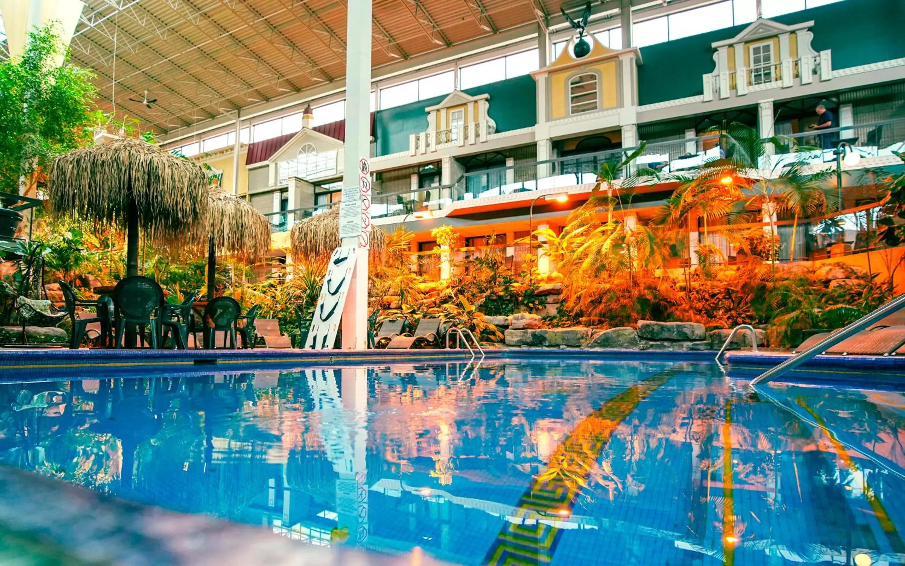 Garden, Swimming Pool in Hôtel Québec Inn