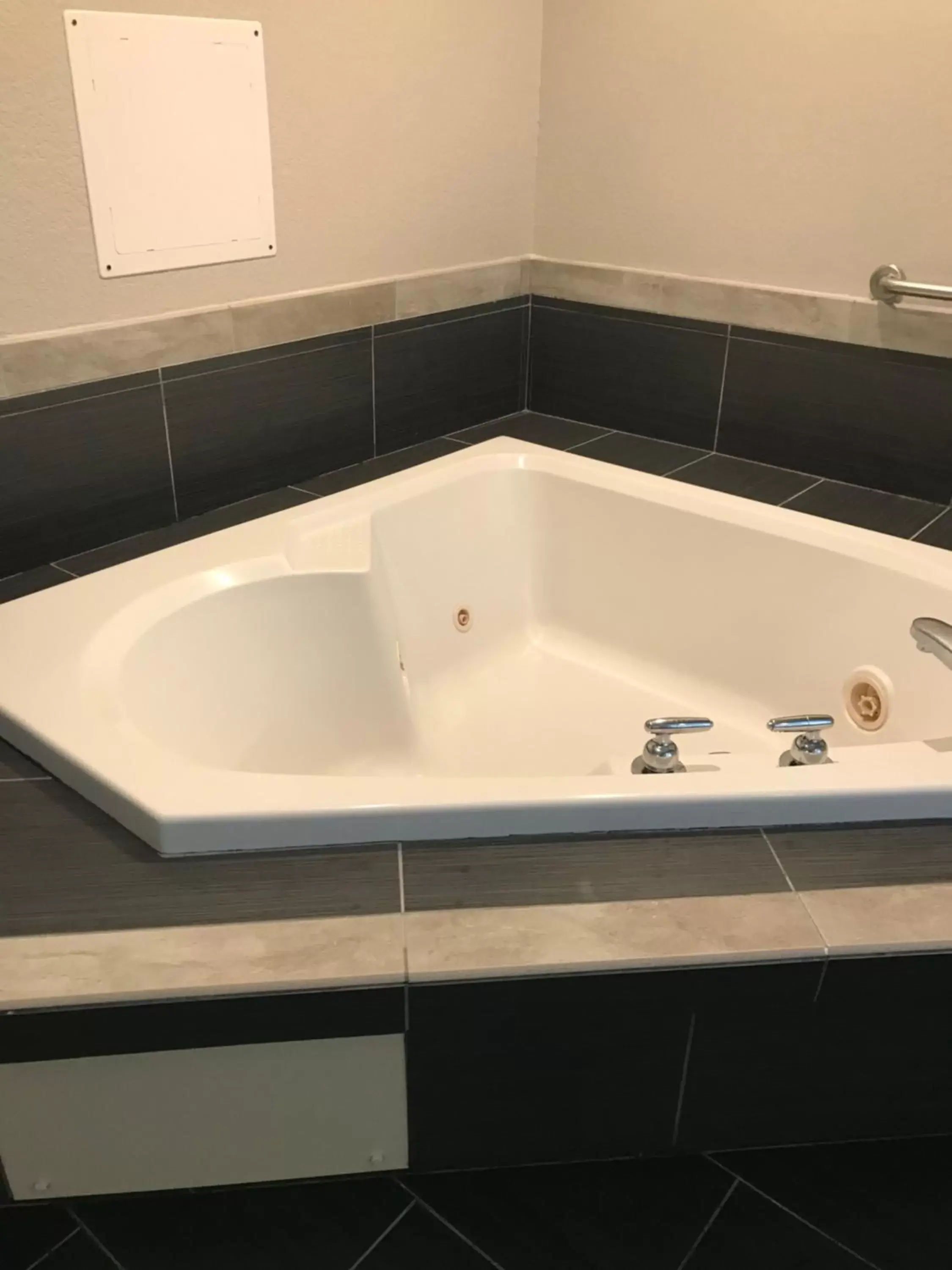 Hot Tub, Bathroom in Microtel Inn & Suites Urbandale