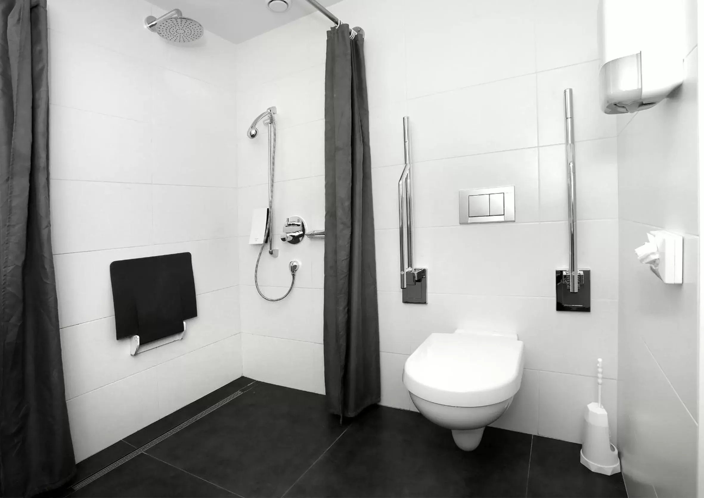 Facility for disabled guests, Bathroom in Churchill hotel Terneuzen