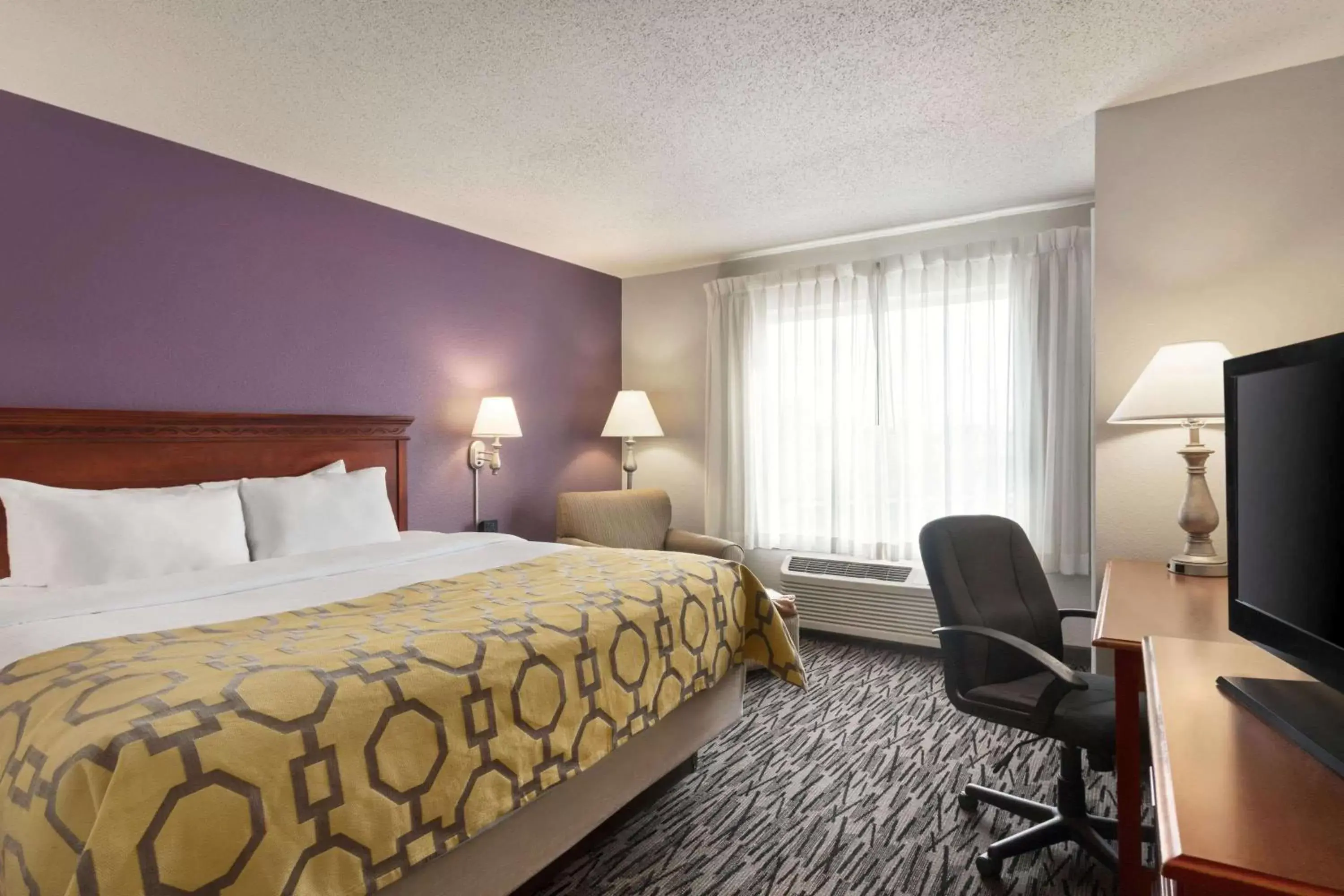 Photo of the whole room, Bed in Baymont by Wyndham Springfield I-44