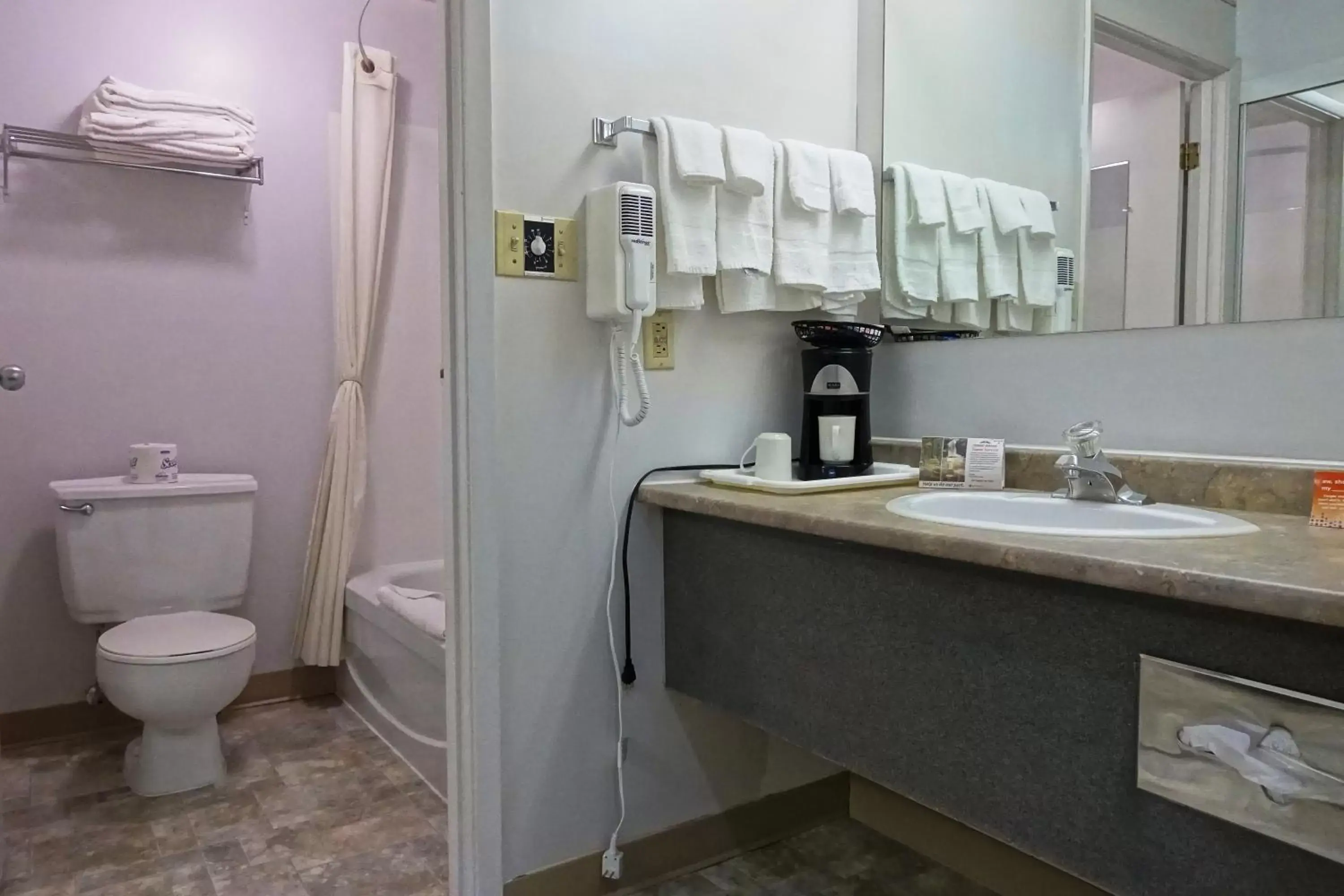 Bathroom in Howard Johnson by Wyndham Tillsonburg