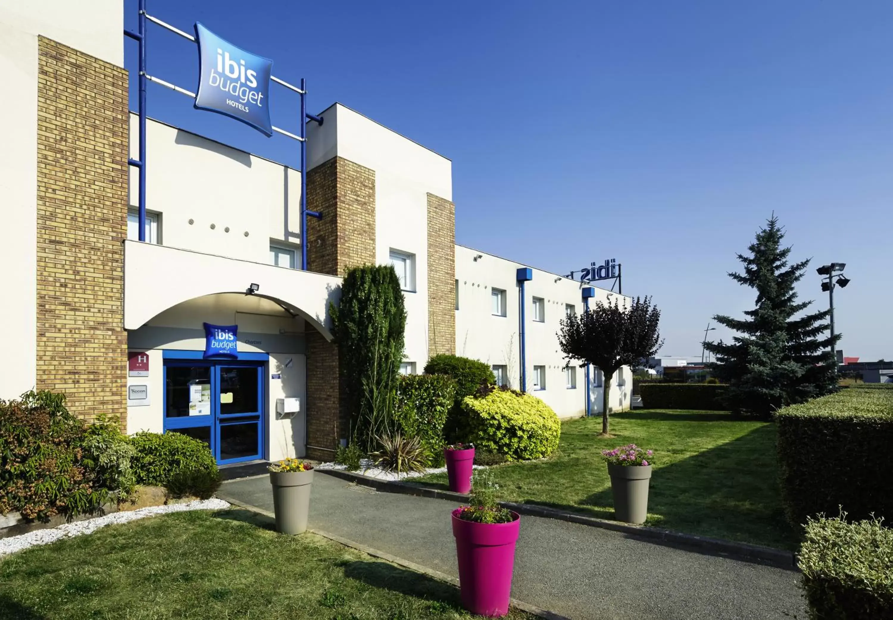 Facade/entrance in ibis budget Chartres Facade/entrance in ibis budget Chartres