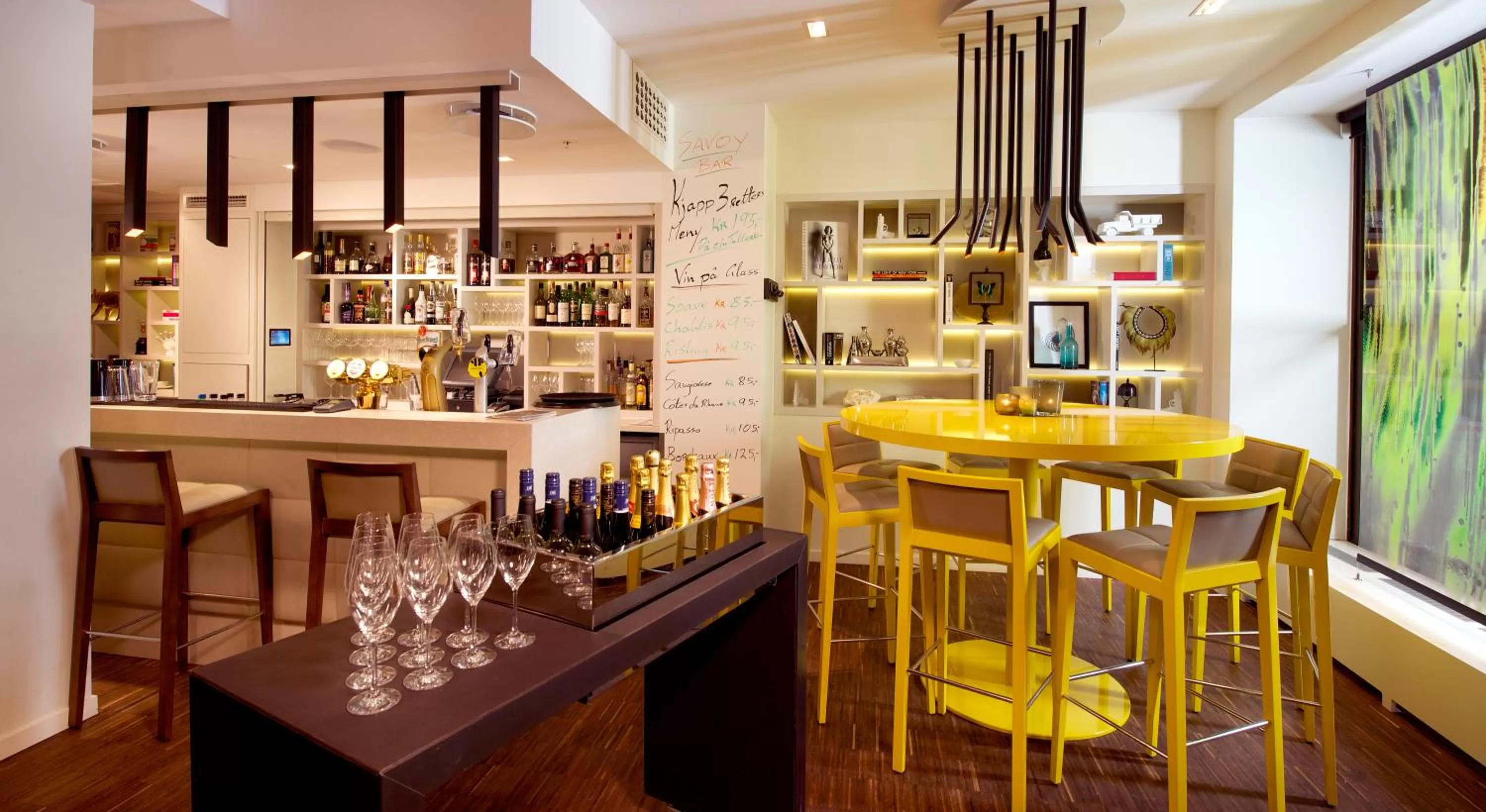 Restaurant/places to eat in Home Hotel Savoy