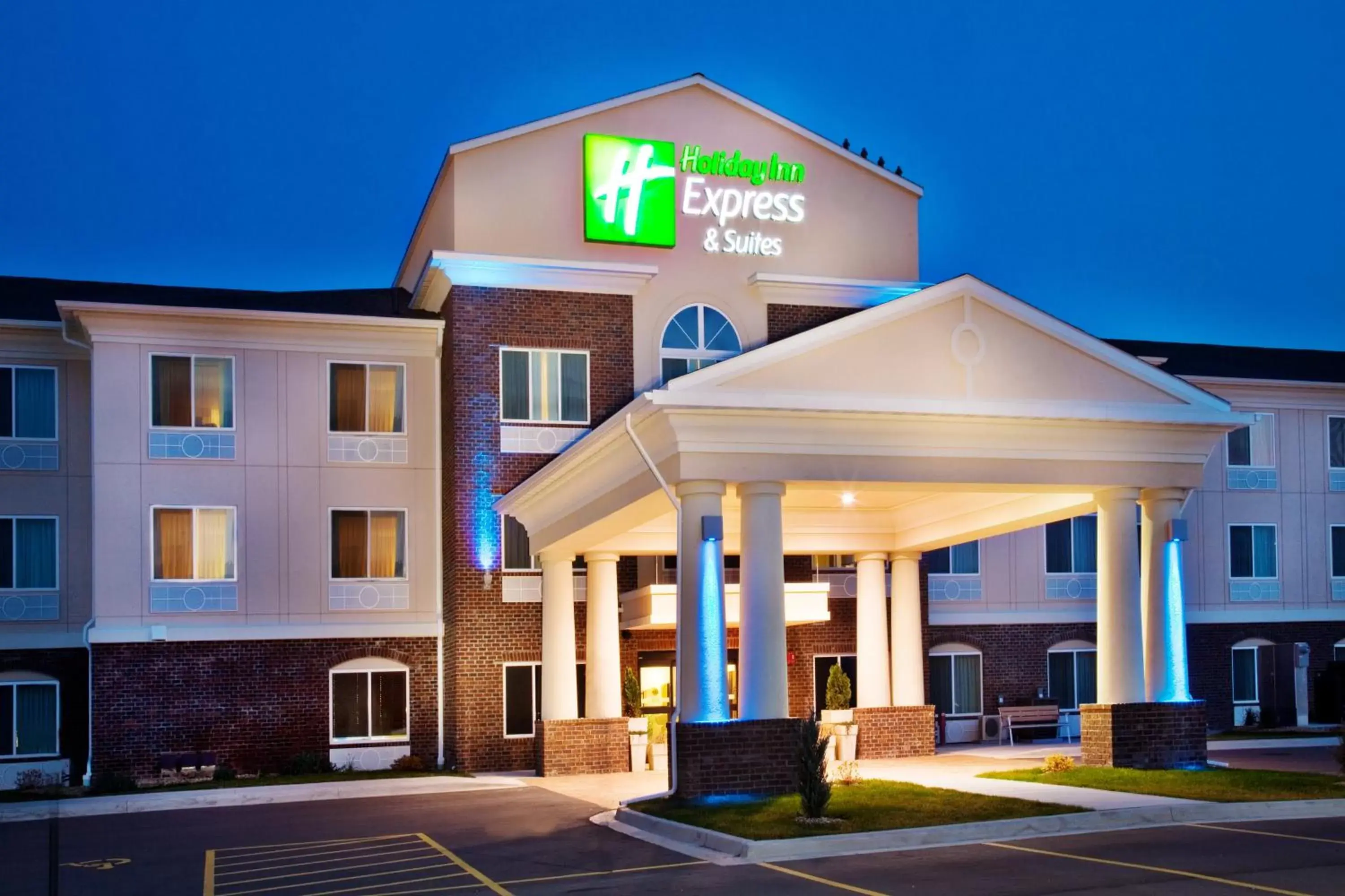 Property Building in Holiday Inn Express Hotel & Suites - Dubuque West, an IHG Hotel