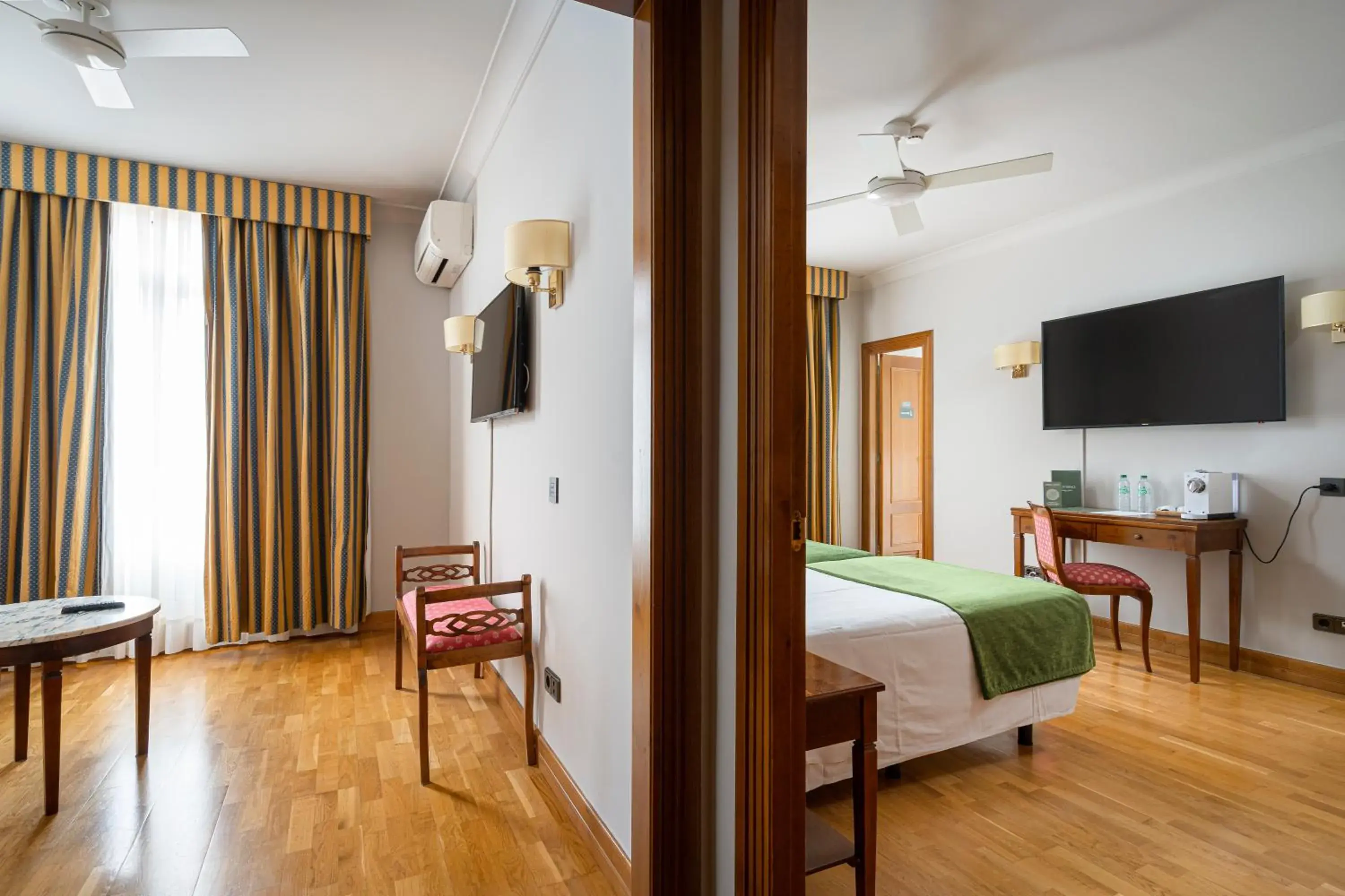 Photo of the whole room, TV/Entertainment Center in Hotel Hernán Cortés