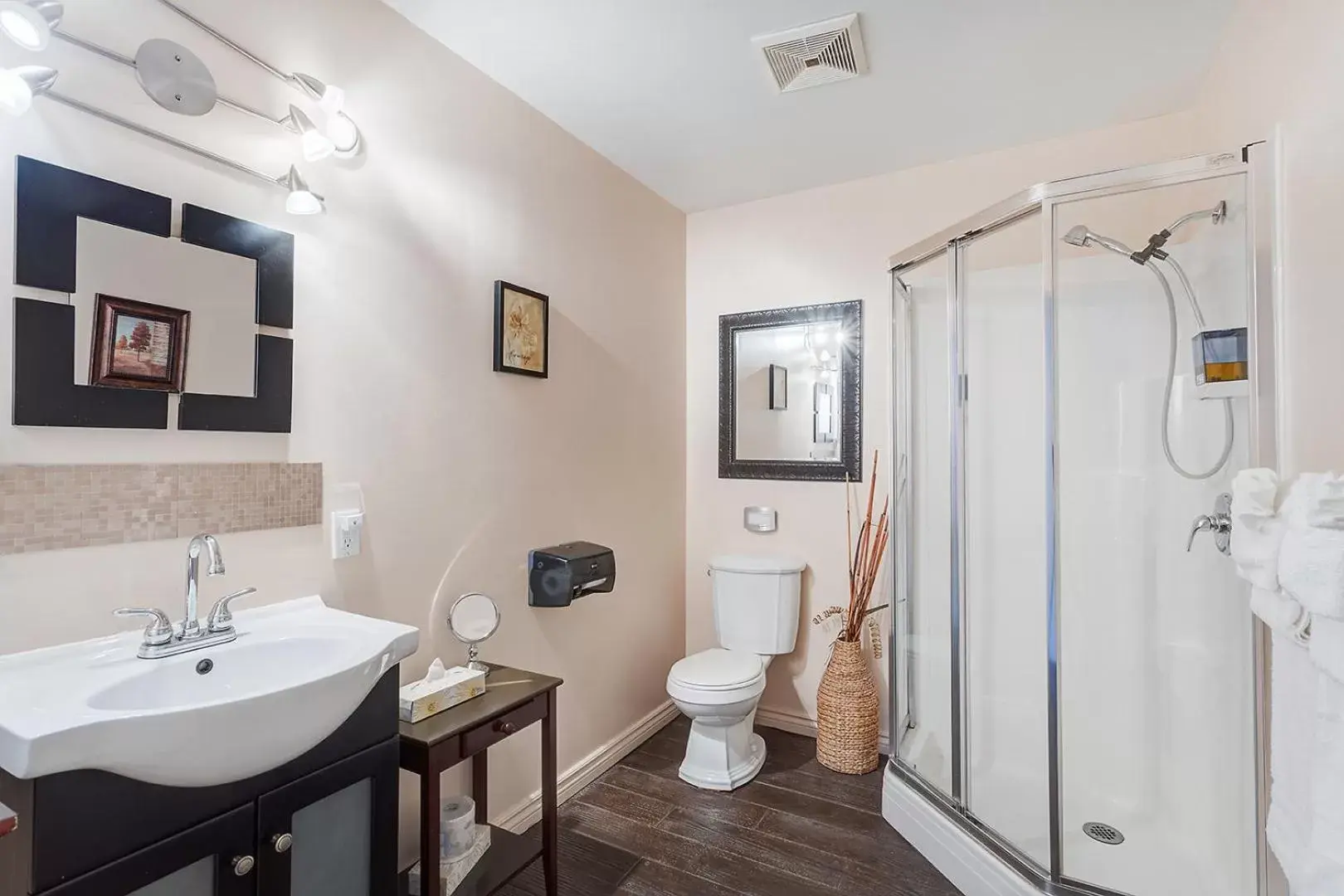 Shower, Bathroom in Auberge Hotel Spa Watel