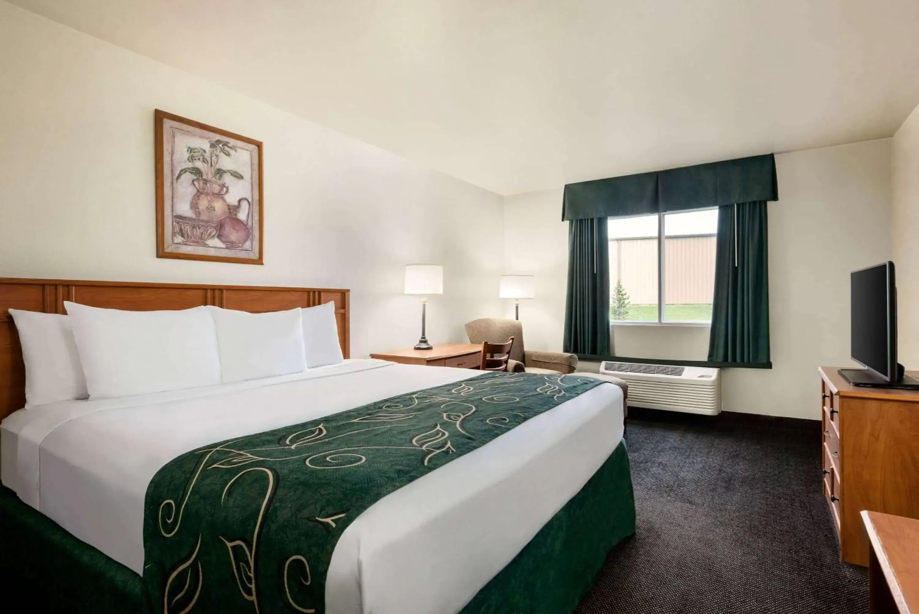 Photo of the whole room, Bed in Travelodge by Wyndham Clinton Valley West Court Photo of the whole room, Bed in Travelodge by Wyndham Clinton Valley West Court